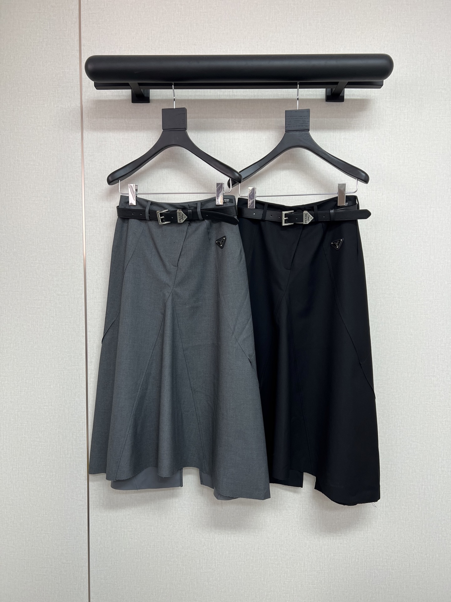 NO:792325,High-quality PRAD*26 summer new slim-fitting skirt/triangle brand logo design with customized belt/high-quality two-color SML, prada, skirts,19860909高品质PRAD*26年夏季新款修身显瘦半裙/三角牌Logo设计搭配定制腰带/高品质两色SML,,prada,skirts,,Women's clothing