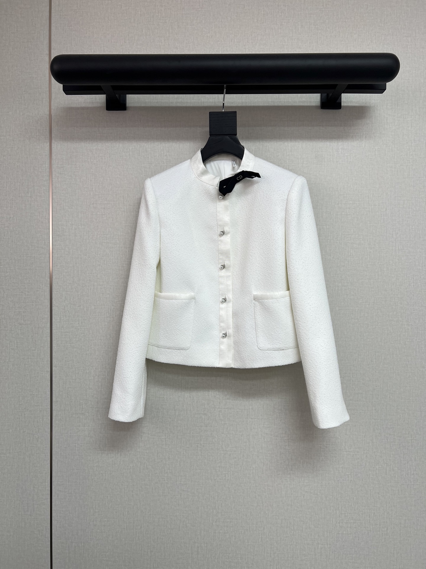 NO:793416,High-quality di*r 2026 spring and summer series new product Zhou Ye's same style small jacket. Made of three-dimensional grainy fabric. Full of fashion sense, light and comfortable. Ribbon design. Contrast color small bow embellishment on the collar. Elegant and charming small jacket. The sense of high-end is so eye-catching. SML,,jackets & coats,19860909高品质di*r 2026春夏系列新品 周也同款小外套 采用立体颗粒感面料 时尚感满满 轻薄舒适 帖边织带设计 领口撞色小蝴蝶结点缀 气质优雅大方迷人的小外套 高级感就是那么明眼 SML,,jackets & coats,,Women's clothing