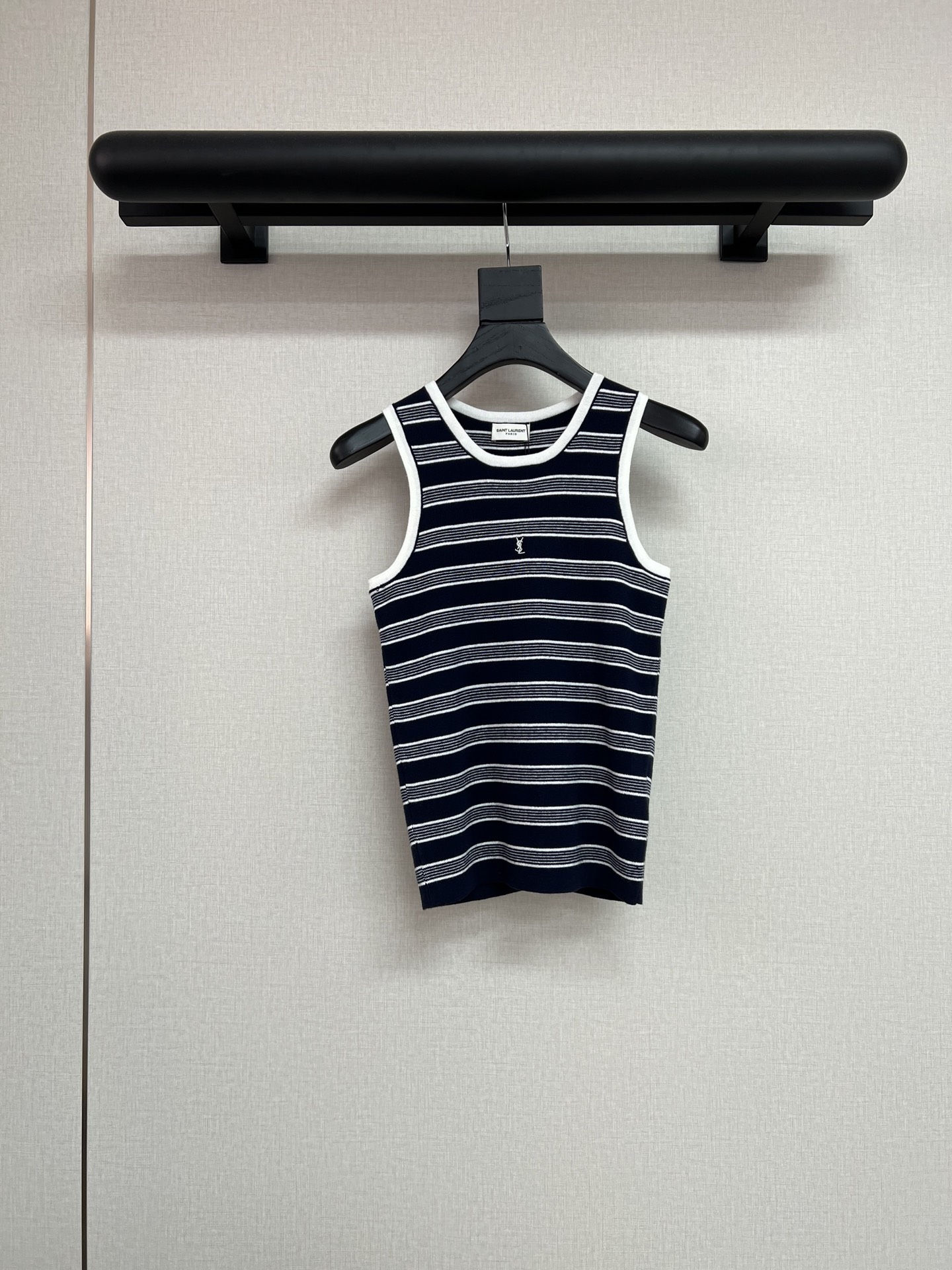 NO:793412,High-quality Y*SL 2026 spring and summer series new product. Retro and fashionable striped vest. Made of fine wool knitted fabric. Light, soft, comfortable and versatile item. Thick line stripe design is simple and neat. Letters are embellished with embroidery. It is a super item that never goes out of style. SML,,19860909高品质Y*SL 2026春夏系列新品 复古时髦的条纹背心 采用细羊毛针织面料 轻薄柔软舒适百搭的单品 粗线条纹设计简洁利落 字母点缀刺绣 是一件不过时的超级单品 SML,,,Women's clothing