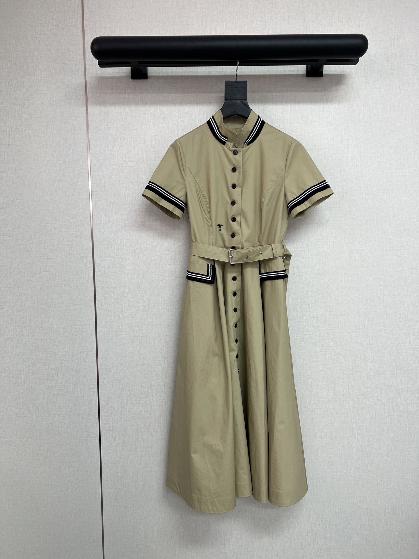 NO:793408,High-quality di*r 2026 spring and summer series, nautical series, spliced ​​webbing cotton skirt, classic khaki color, made of light cotton fabric, light and breathable, the upper body has an airy lightness, custom-made webbing is hand-made, and the details are full of visible SML,,skirts,19860909高品质di*r 2026春夏系列 航海系列 拼接织带棉感裙 经典卡其色 采用轻薄的棉质面料 轻薄透气 上身有种空气感的轻盈 定制织带纯手工帖边 细节满满看得见 SML,,skirts,,Women's clothing