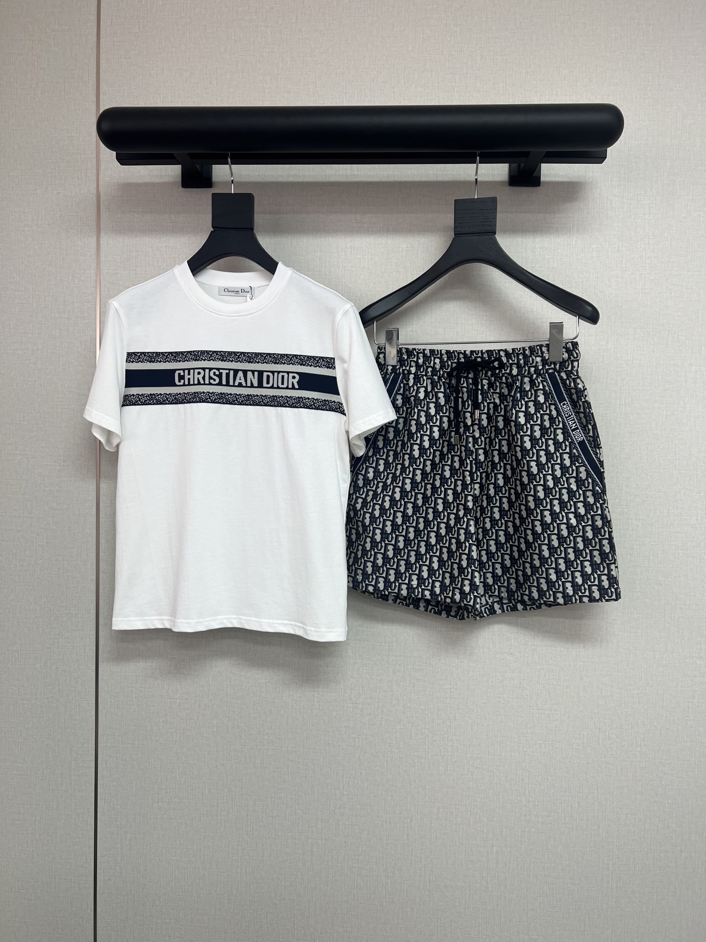 NO:793880,High-quality DIOR2026 spring and summer pure cotton round neck short-sleeved logo webbing T-shirt jacquard shorts pants pocket splicing webbing fashion big-name style high-end quality monochrome SML, dior, shorts, T-shirt, tees, t-shirt,19860909高品质DIOR2026春夏纯棉圆领短袖logo织带T恤提花短裤裤子口袋拼接织带时尚大牌范儿高端品质单色SML,,dior,shorts,T-shirt,tees，t-shirt,,Women's clothing