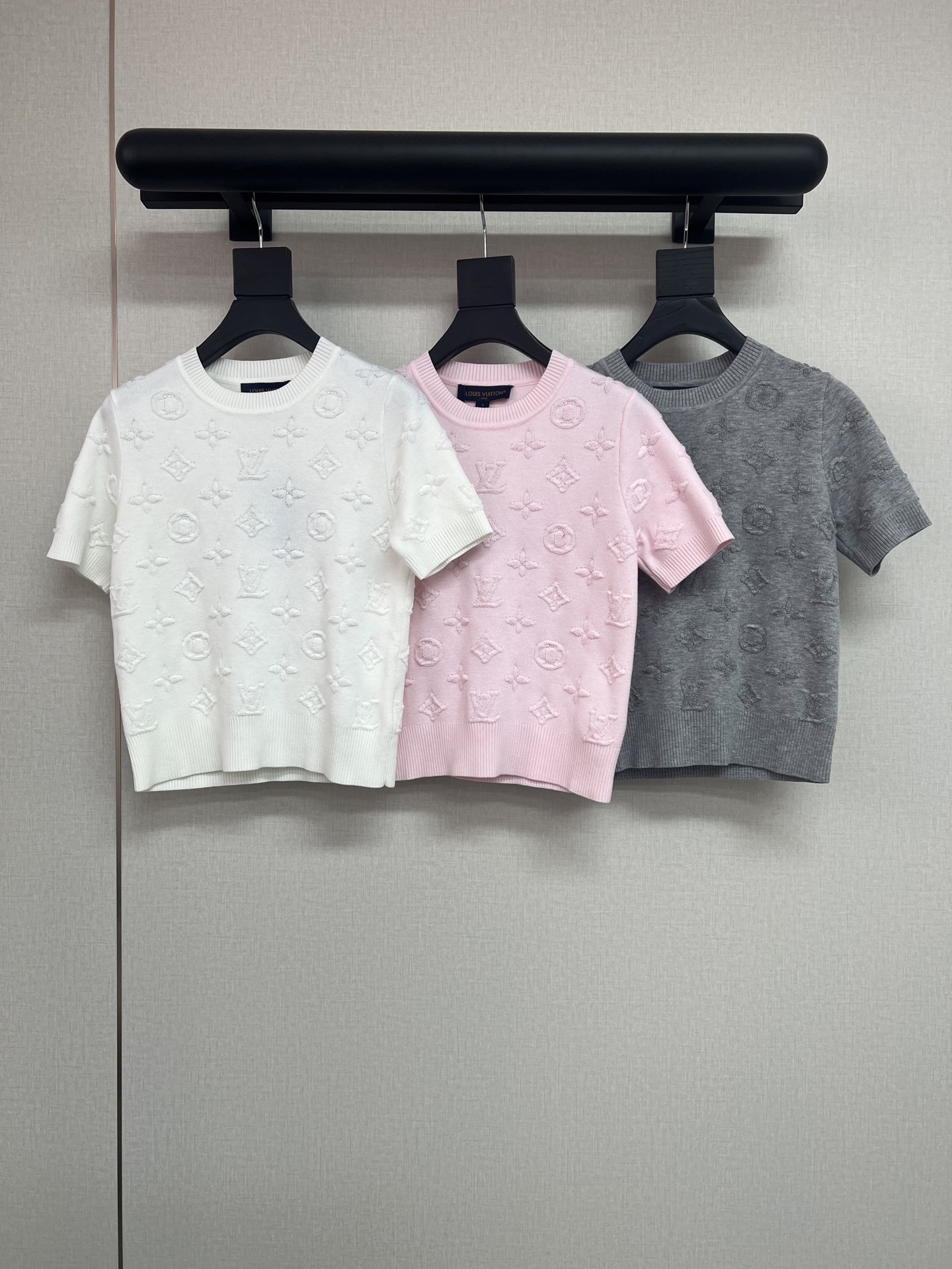 NO:793897,High-quality LDonkey brand 2026ss early spring series three-dimensional embossed knitted short-sleeved top. It’s so beautiful. It’s such a layered top. Simple T-shirt round neck short-sleeved style. It’s paired with a three-dimensional embossed presbyopic pattern. It’s really unique and fashionable. Gray/white/pink 3 colors SML, Louis Vuitton, T-shirt, tees, t-shirt,19860909高品质L驴牌 2026ss 早春系列 立体浮雕针织短袖上衣 太好看了 好有层次感的一件上衣 简单的T恤圆领短袖款式 搭配上立体浮雕的老花图案 真的是别出心裁的时髦感 灰/白/粉3色 SML,,louis vuitton,T-shirt,tees，t-shirt,,Women's clothing
