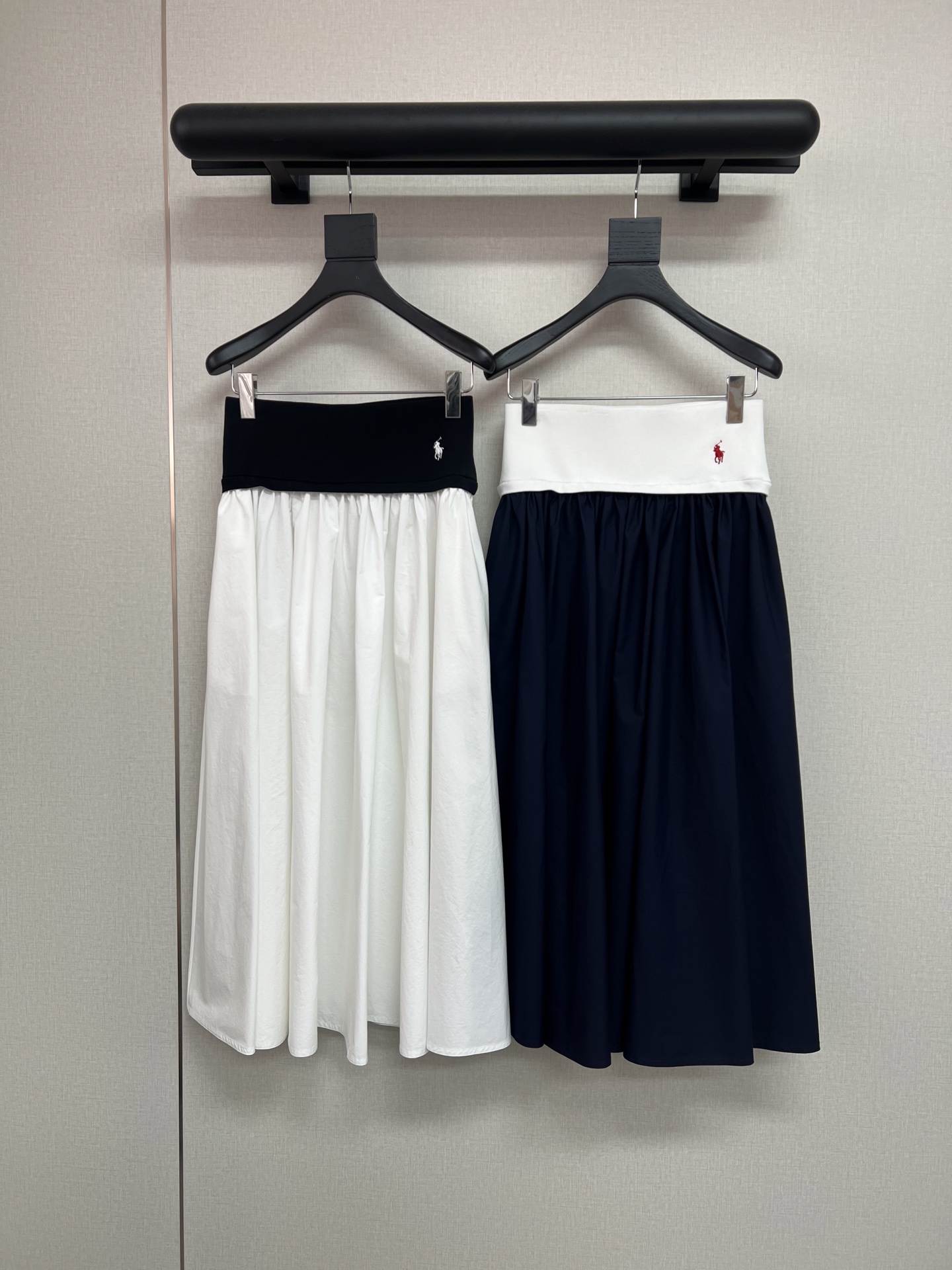 NO:793885,High-quality RL Raff's hot-selling skirt~ The long-awaited hot-selling skirt, buy it in Yuan version and customize it!  It seems simple but actually all the fabrics and threads are made to order, then embroidered and finally put together into pieces!  (The embroidery is all done one by one by a worker) Super nice color-blocked long skirt, navy blue/milk white SML,,skirts,19860909高品质RL拉夫大爆款半裙～ 期待已久的大爆款半裙呀 元版购入定制！看似简单其实都要定做的面料 螺纹定做,做完再去绣花,最后再拼成片！（绣花都是一个工人一件一件盯着绣） 超级好看的拼色长半裙 藏蓝/奶白SML,,skirts,,Women's clothing