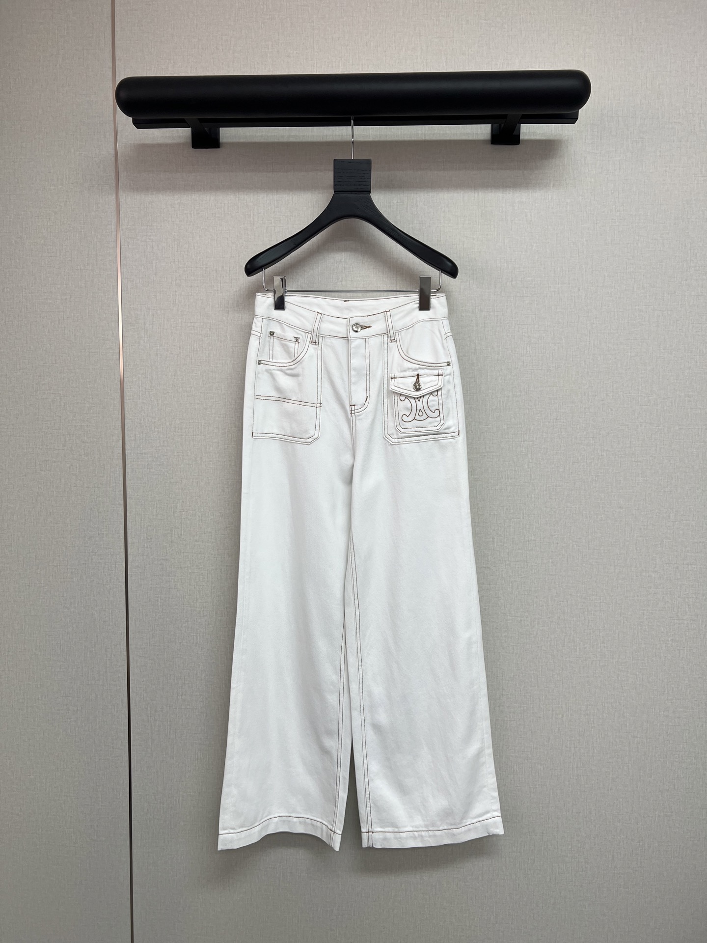 NO:793898,High-quality CELINE spring and summer 26SS new style. Double pocket embroidery design on the front. High-waisted wide-leg version that neatly modifies the leg shape. Visually enlarges the legs in seconds. Monochrome SMLXL,,celine,19860909高品质CELINE春夏26SS新款 前面双口袋刺绣设计 高腰阔腿版型利落修饰腿型 视觉上秒变大长腿 单色SMLXL,,celine,,Women's clothing