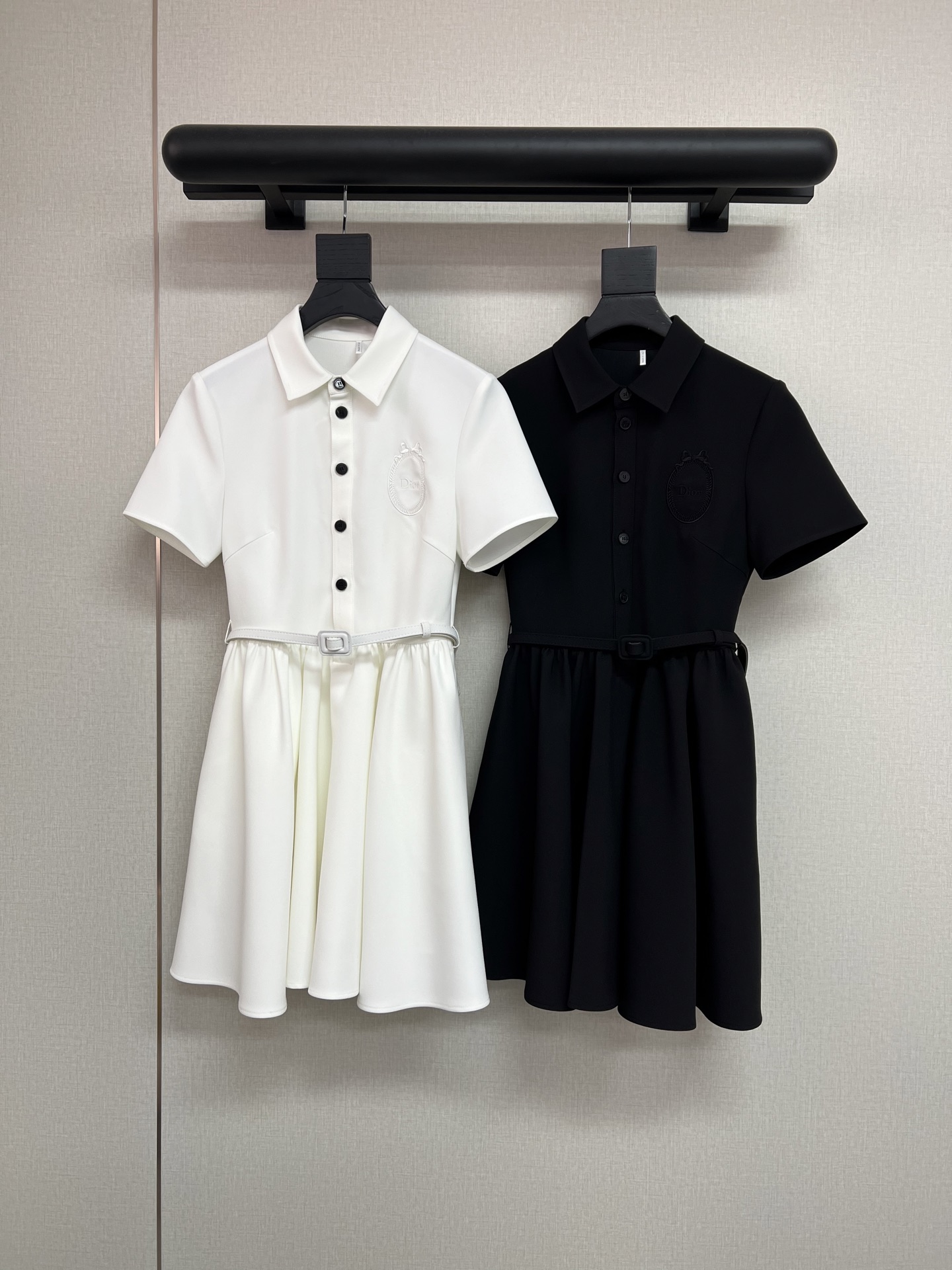 NO:794839,High-quality di*r 2026ss spring and summer series. Classic short-sleeved polo collar mini skirt. Completely versatile look. Added this year's embroidery elements. Covered buckle belt. Waist slimming. Classic black/white SML, skirts, T-shirt,19860909高品质di*r 2026ss春夏系列 经典的短袖polo领小裙子 完全百搭的版型look 加入了今年的刺绣元素 包扣腰带 收腰巨显瘦呢 经典黑/白色 SML,,skirts,T-shirt,,Women's clothing