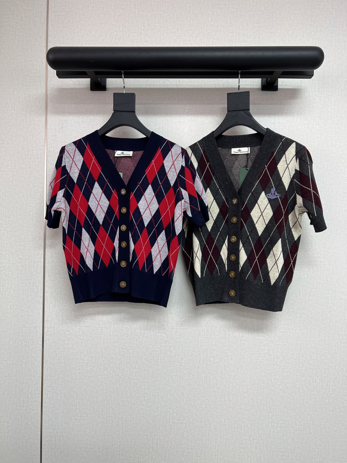 NO:794856,High-quality Queen Mother West 2026 early spring series. The long-sleeved model was sold before. It has been changed to short-sleeved. The color of this plaid is really beautiful. The plaid knitted with Saturn embroidery. The front cardigan is easy to wear. The V-neck modifies the neck line and makes it slimmer. It is thin and light. Two-color SML, T-shirt.19860909高品质西太后2026早春系列 之前出过长袖款 挺好卖的 改了短袖 这个格子真的配色太好看了 格纹针织加上土星刺绣 前面开衫很好穿 V领修饰脖子线条 更显瘦呢 轻薄一件 两色SML,,T-shirt,,Women's clothing