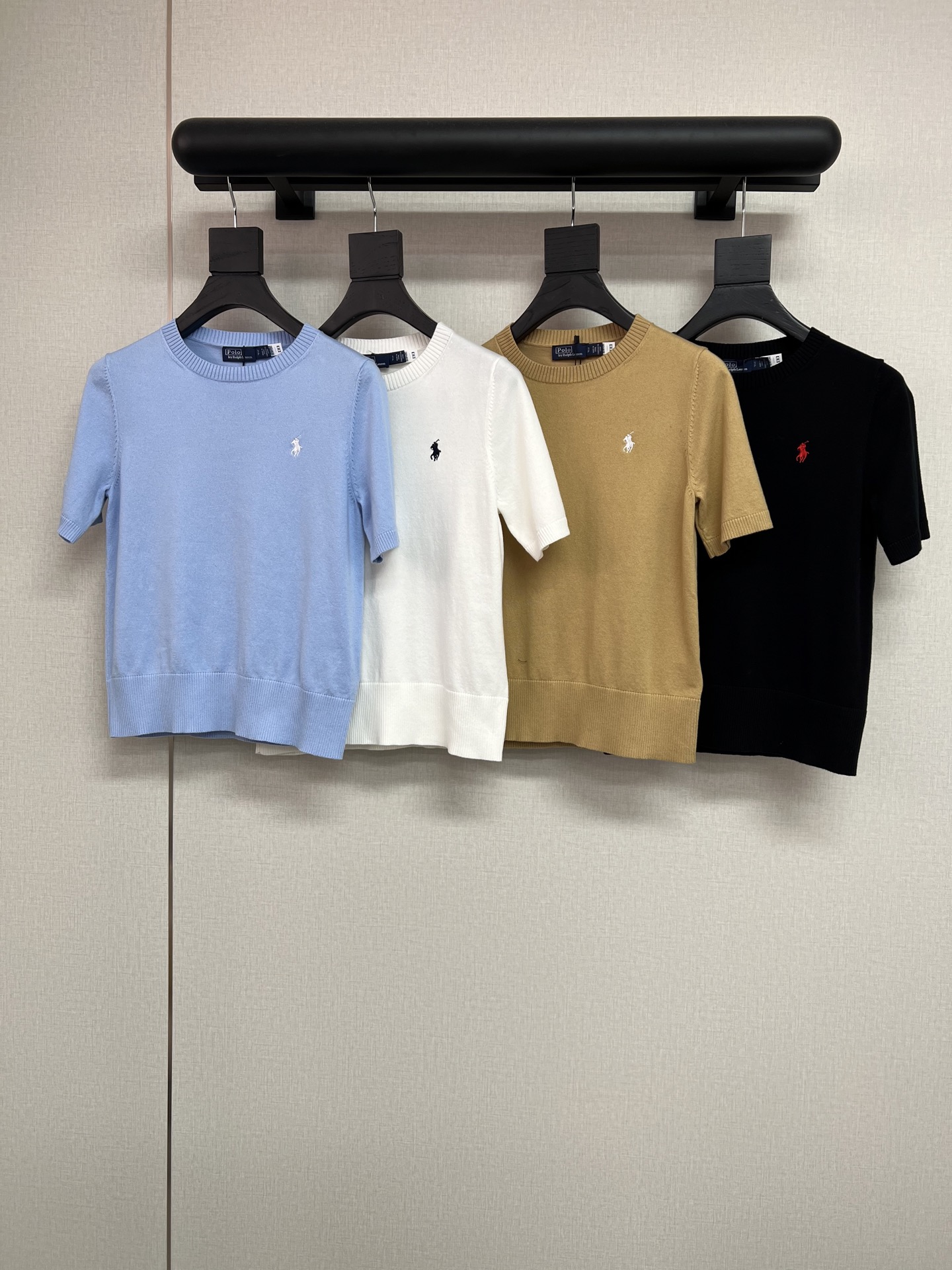 NO:794844,High-quality RL Raff 2026 spring and summer classic version. Following the Yuan version, cotton knitting is released. This product uses high-quality combed cotton yarn. It is soft, waxy and light. It feels really good against the skin. Four colors SML,,19860909高品质RL拉夫2026春夏 经典版型 跟着元版出了棉针织 这款采用优质的精梳棉纱线 软糯轻薄 贴肤感真的好好 四个颜色SML,,,Women's clothing