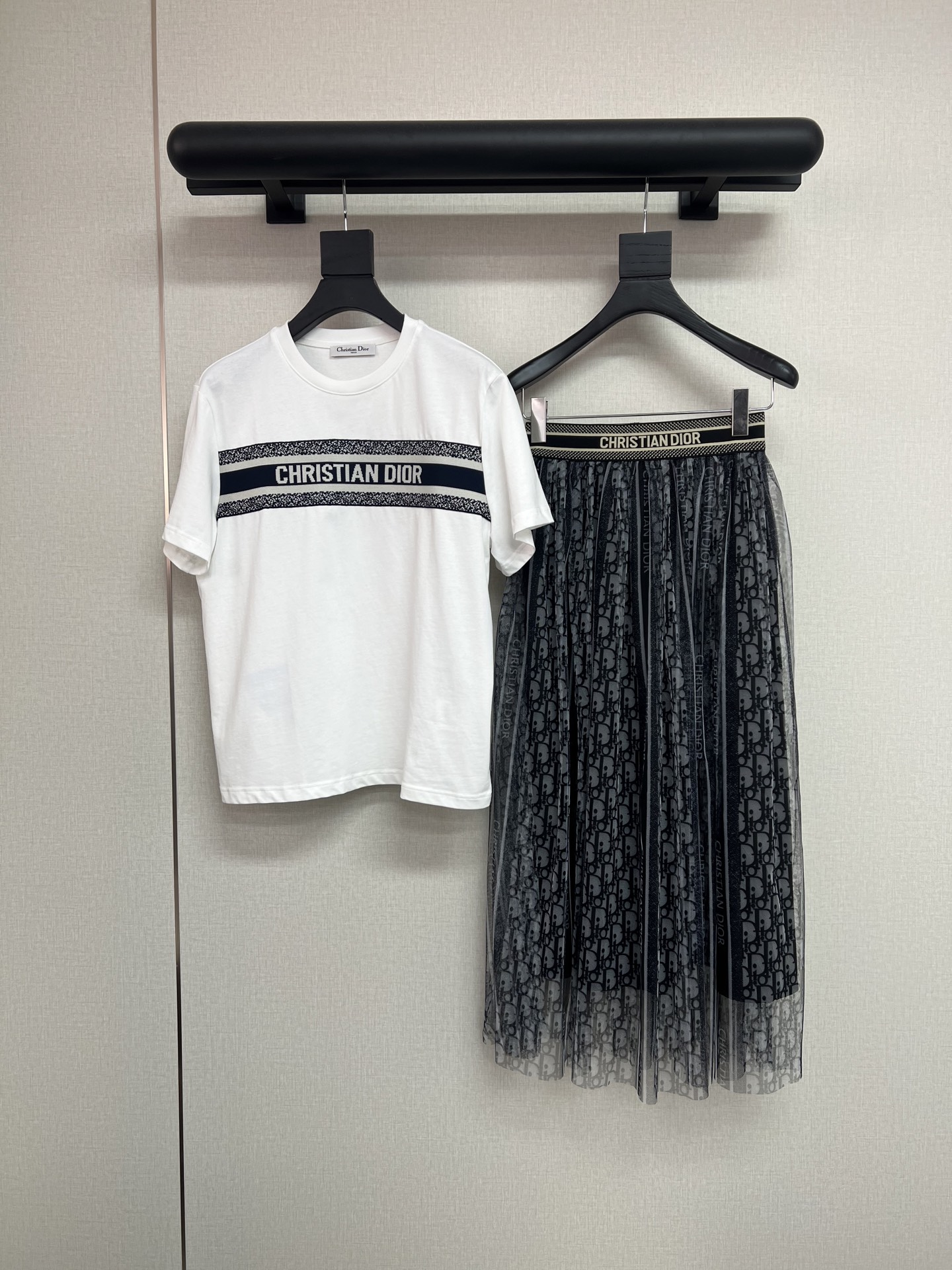 NO:795794,High-quality Dior 2026 new spring and summer pure cotton T-shirt with jacquard logo webbing printed on the chest and D letter mesh skirt set. The basic round-neck T-shirt has a lazy background, the short sleeves are neat and not draggy, and it is comfortable to wear against the skin. The mesh skirt underneath is hidden, and the light gauze material floats with the movement, with a hazy fairy beauty, but does not look artificial. The simplicity of the T-shirt  Combined with the softness of the mesh, the flexibility of the skirt breaks the monotony of the T-shirt, and the balance between sweetness and coolness is just right. Wearing canvas shoes every day is a energetic girl, and a pair of small leather shoes will be more refined. You can wear them out and on dates, and you can easily achieve an effortless sense of fashion ~ SML, dior, skirts, T-shirt, tees, t-shirt,19860909高品质Dior2026春夏新款纯棉T恤胸前贴布提花logo织带印花D字母网纱半身裙套装基础款圆领T恤是慵懒底色,短袖利落不拖沓,贴肤穿也舒服；下搭的网纱半裙藏着小心机,轻盈纱质随动作飘起,带点朦胧的仙美,却不显得刻意.T恤的简约中和了网纱的柔美,半裙的灵动又打破了T恤的单调,甜酷之间平衡得刚好.日常配帆布鞋是元气少女,换双小皮鞋就多了份精致,出街、约会都能穿,轻松拿捏不费力的时髦感～SML,,dior,skirts,T-shirt,tees，t-shirt,,Women's clothing