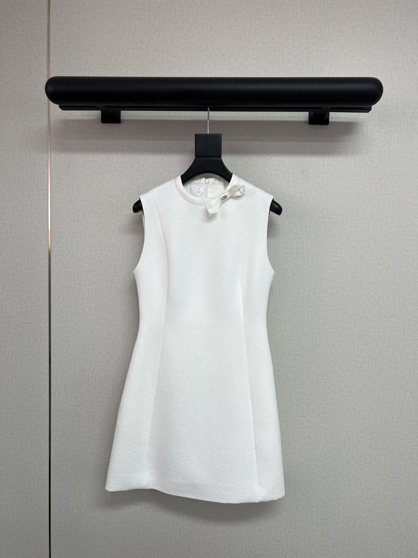 NO:796292,High-quality di*r 2026ss spring and summer series. The source of high-end sense is to be simple and elegant. Classic solid color basic dress. A skirt that tests tailoring. New elements this year are the spliced ​​webbing at the neckline and handmade bows. Three-dimensional grainy fabrics. Exquisiteness is reflected in the details. Single items that will not go out of style in the wardrobe. SML, skirts,19860909高品质di*r 2026ss春夏系列 高级感的来源就是要简约大气 经典纯色基础款连衣裙 非常考验剪裁的裙子 今年新元素是领口拼接的织带和纯手工的蝴蝶结 立体颗粒感的面料 精致体现于细节 放在衣柜也不会过时的单品SML,,skirts,,Women's clothing
