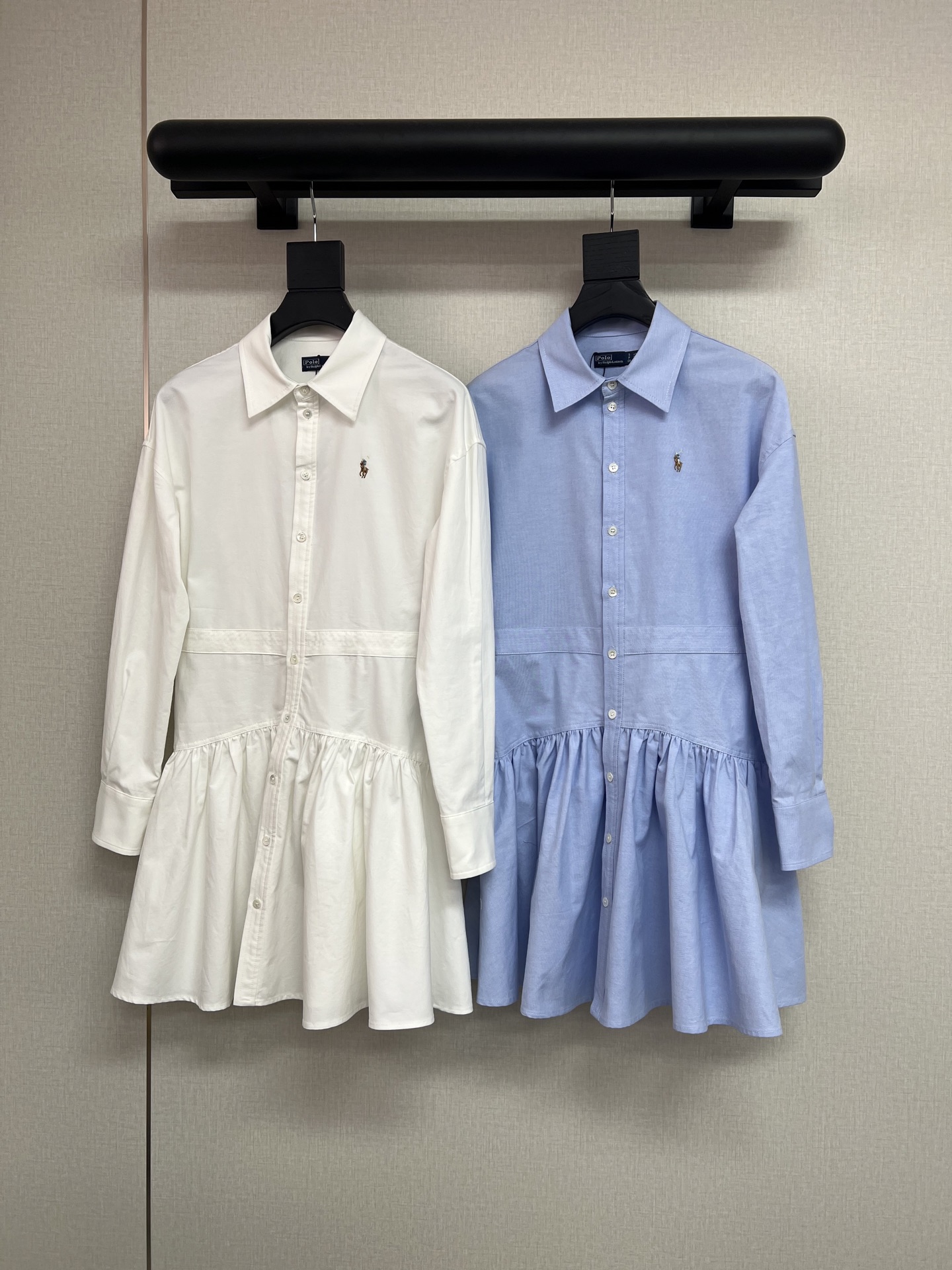 NO:797500,High-quality RL Raff 26ss spring and summer series. Super good old money Wimbledon style dress. Made of light Oxford spun cotton. Three-dimensional tailoring shirt dress. Colorful three-dimensional pony logo. It is really sporty, casual and fashionable to wear with the sleeves rolled up. It is a very good item for daily commuting or travel. Classic blue/white SML,,skirts,19860909高品质RL拉夫26ss春夏系列 超好的老钱温网风连衣裙 采用轻薄牛津纺棉 立体剪裁衬衣裙 彩色立体小马标 袖子挽起来穿真的很运动休闲又时尚 不论日常通勤还是出行都是很不错的单品 经典蓝色/白色SML,,skirts,,Women's clothing