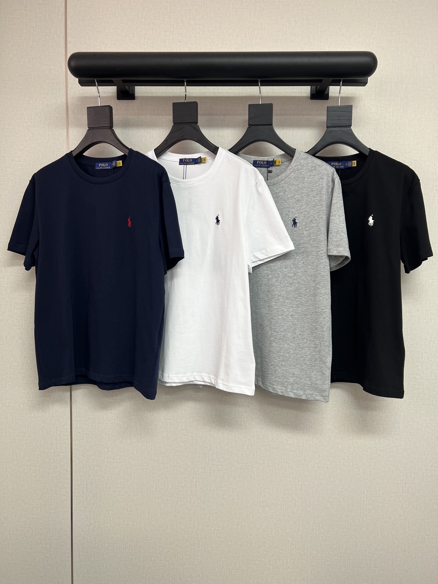 NO:797484,High-quality RL Love spring and summer series T-shirts are made of 230-gram pure cotton fabric. They are textured but not too thick. The loose fit is suitable for both men and women. Classic pony embroidery embellishment. Classic and versatile regular 4 colors, black/white/grey/navy blue SML,,tees,t-shirt,19860909高品质RL拉夫春夏系列T恤 采用230克重的纯棉面料 有质感又不是太厚 宽松版型男女都合适 经典的小马刺绣点缀 经典百搭的常规4色 黑/白/灰/藏蓝 SML,,tees，t-shirt,,Women's clothing