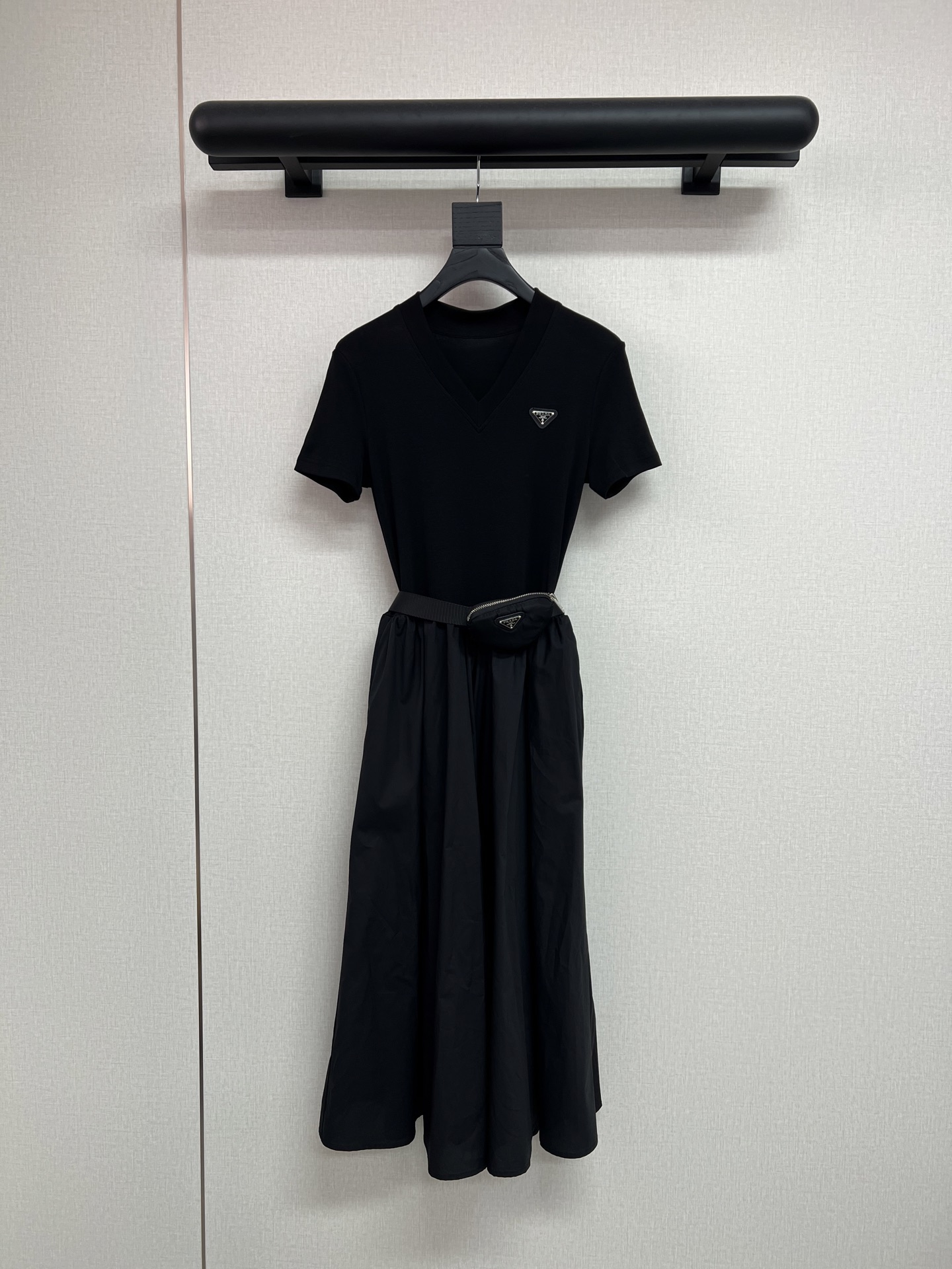 NO:798268,The high-quality PRADA 2026 spring and summer new all-black V-neck waist skirt is cool and elegant. The combination of V-neck short sleeves + large skirt hides high-end details. The V-neck makes the neck slender, and the small logo on the chest is not only embellished.  Adjustable; wide belt + mini waist bag accurately pinches the waistline, the large skirt is full of drape, and it brings a sense of aura when walking. The all-black color scheme has a cool texture. Paired with patent leather shoes, it is a cool girl for commuting. If you change to a pair of Martin boots, you can slay all over the place.  It can be worn for daily outings and light commuting, and it welds 'effortless high-end' on the body ~ SMLXL, prada, boots, skirts, T-shirt,19860909高品质PRADA2026春夏新款全黑V领收腰裙酷飒与优雅的双向奔赴V领短袖+大裙摆的组合,藏着高级小心机V领衬得脖颈纤长,胸口小标点缀不单调；宽腰带+迷你腰包精准掐出腰线,大裙摆垂坠感满分,走起来自带气场.全黑配色自带冷冽质感,配漆皮单鞋是通勤酷姐,换双马丁靴直接slay全场 日常出街/轻通勤都能穿,把“毫不费力的高级”焊在身上～SMLXL,,prada,boots,skirts,T-shirt,,Women's clothing