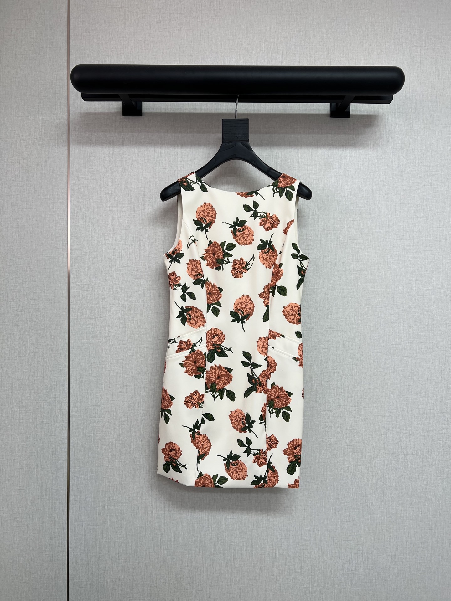 NO:798271,High-quality Rou*je2026ss new spring and summer product Sicilian style ~ printed sleeveless dress ~ wear spring on your body, small V-neck on the back, high-end and small sexy design, small pockets on both sides to increase the sense of layering, it is a beautiful skirt released in spring ~ SML,,skirts,19860909高品质Rou*je2026ss春夏新品 西西里风～印花无袖连衣裙～ 把春天穿在身上 后背小V领 高级又小性感的设计 侧面双侧小口袋 增加层次感 就是春天出片的美丽裙子呀～ SML,,skirts,,Women's clothing