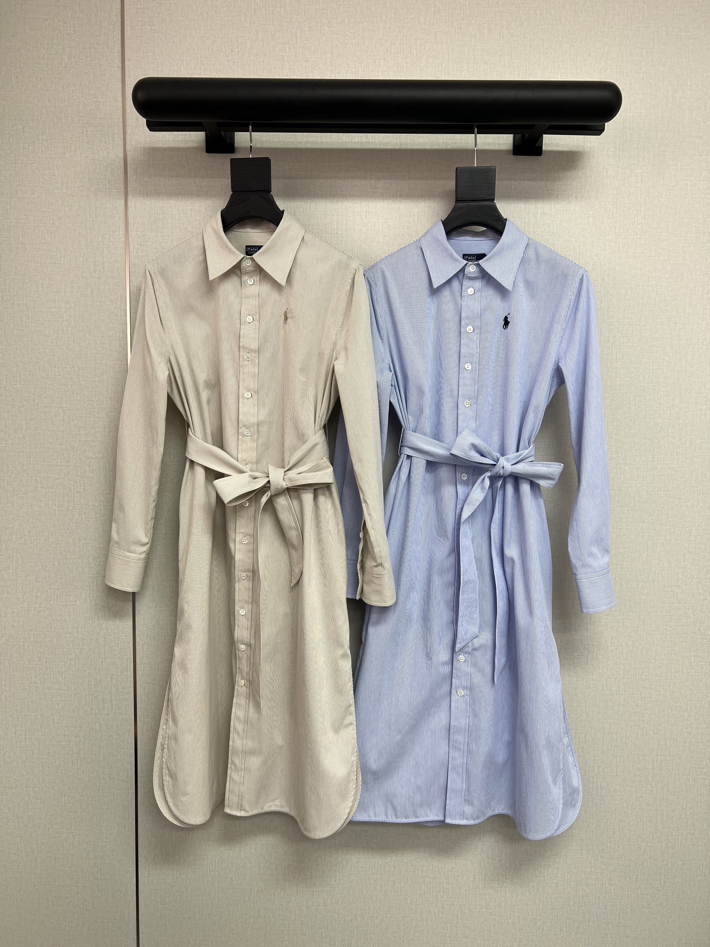 NO:799340,High-quality RL Raf 26ss spring and summer series long pinstriped shirt dress made of high-quality cotton. Super-fine striped shirt fabric. Very soft and close to the skin. An outfit guide for eight people on the morning commute. A fashionable and easy-to-wear piece. Mi Xing/Light Blue SML,,skirts,19860909高品质RL拉夫26ss春夏系列 细条纹长款衬衣裙 采用高品质棉质 超细条纹衬衣面料 非常柔软贴肤感十足 通勤早八人的穿搭指南 一件look时尚又好穿 米杏/浅蓝SML,,skirts,,Women's clothing
