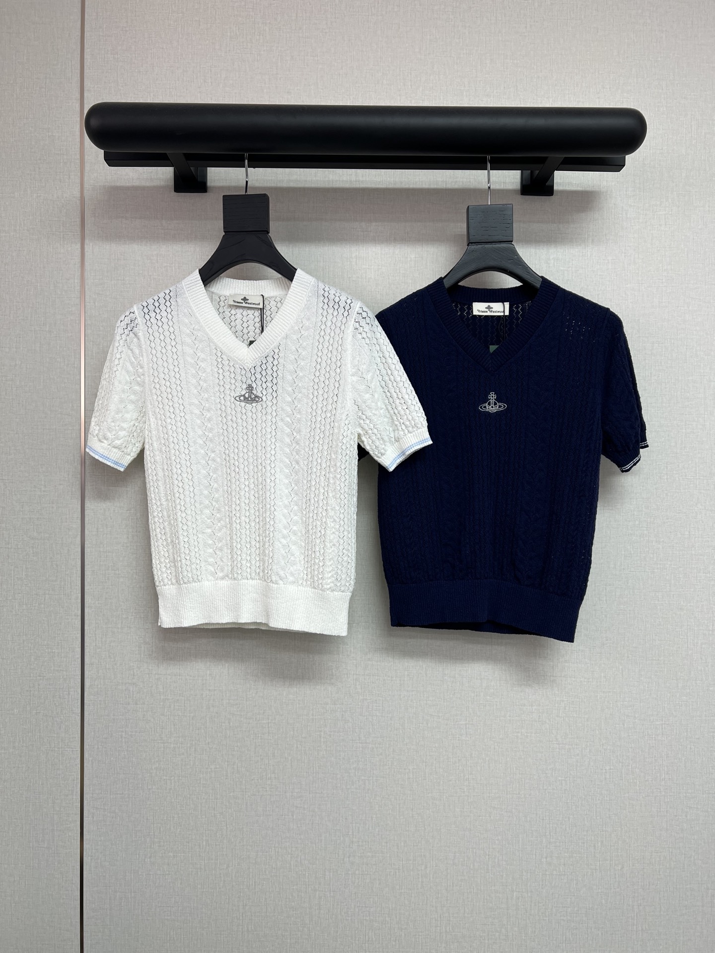 NO:799336,High-quality Queen Mother 26ss spring and summer series. Super beautiful knitted short sleeves. Queen Mother always has a unique sense of design. Very fashionable three-dimensional knitting technology. Special yarn technology of cotton blended fabric. Classic embroidered Saturn pattern embellishment. Versatile navy blue/milk white SML, T-shirt,19860909高品质西太后26ss春夏系列 超好看的针织短袖 西太后总是有点别出心裁的设计感 非常时髦的立体针织工艺 面料棉质混纺的的特殊纱线工艺 经典刺绣土星图案点缀 百搭藏蓝/奶白SML,,T-shirt,,Women's clothing