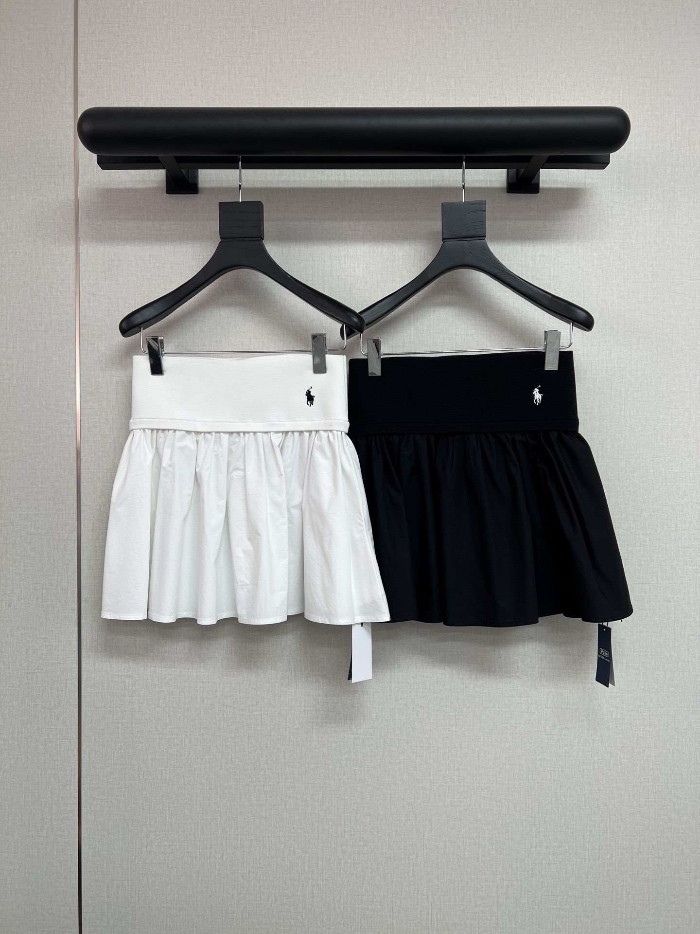 NO:799332,High-quality RL Raff 26ss hot-selling skirt~ Everyone knows how popular this series of skirts is~ They are really good-looking. I have been making long ones before, and I have been adding more orders!  It looks like a simple model, but it’s actually very troublesome. It takes 7-8 days to customize the thread. After it’s done, you still have to embroider it, and finally go back to the factory to produce the finished product. Because cotton has a lot of lint, and the threaded waistband is particularly wool-absorbent, so it takes a whole day to check the goods!  The short style is black/white (no underwear inside, nor the Yuan version) SML,,skirts,19860909高品质RL拉夫26ss大爆款半裙～ 这款系列半裙有多火 大家都知道哈～是真的好看 之前一直在做长的,一直在加单！ 看着简单的款其实很麻烦 螺纹定做就要7-8天,做完还要去绣花, 最后再回厂里出成品,因为棉有很多伏毛 螺纹腰头又特别吸毛,后整查货都要花一天！ 短款是黑/白2色（内里没有衬裤,元版也没有）SML,,skirts,,Women's clothing