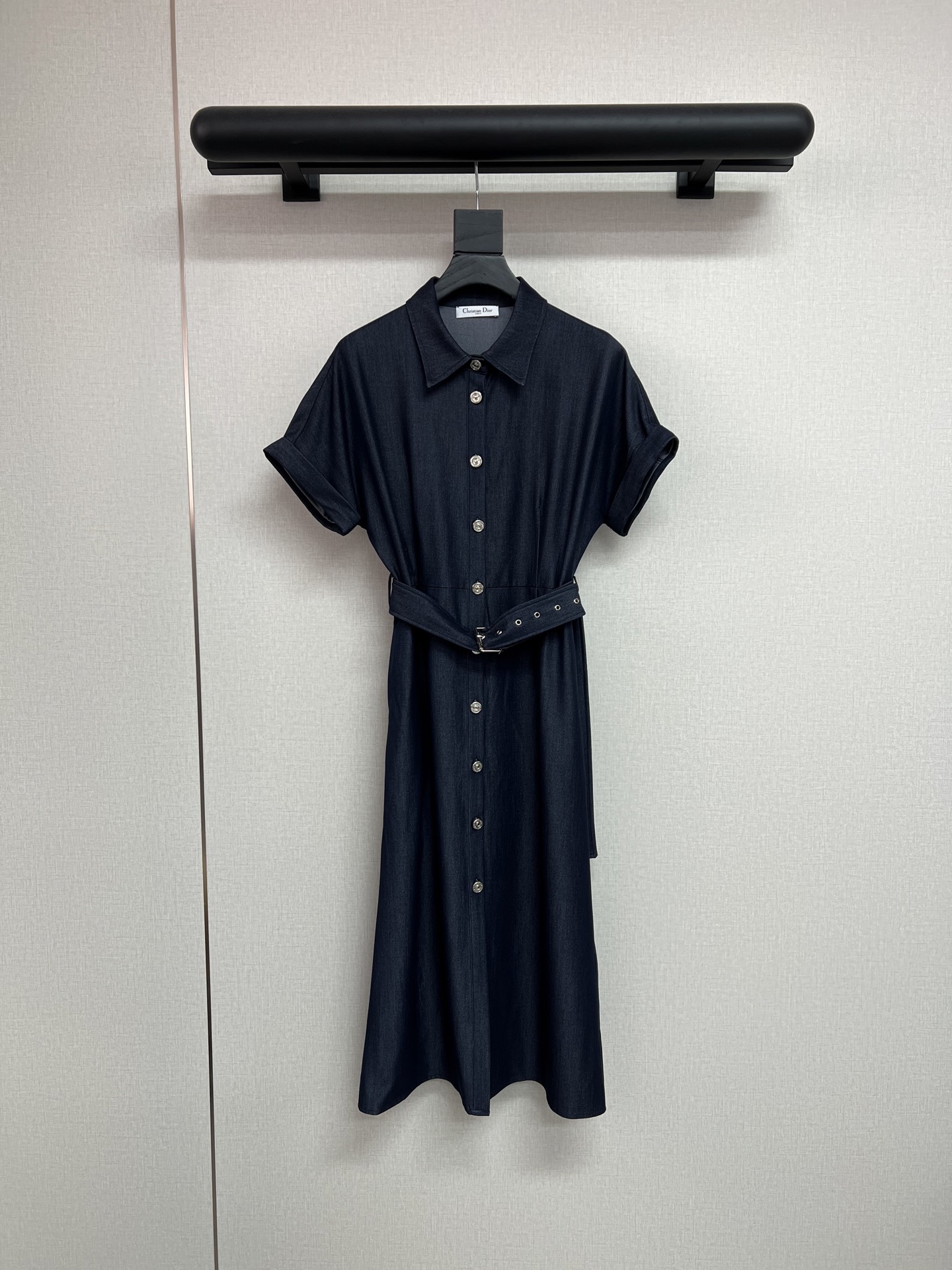 NO:799792,High-quality Dior* 2026 new summer dress button-down version/with genuine fabric belt/pocket design on both sides/comfortable fabric/upper body slimming and high-end/single color three codes SML,,dior,skirts,19860909高品质Dior*2026夏季新款连衣裙纽扣式版型/搭配本布腰带/ 两侧口袋设计/舒适面料/上身显瘦高级/单色三码SML,,dior,skirts,,Women's clothing