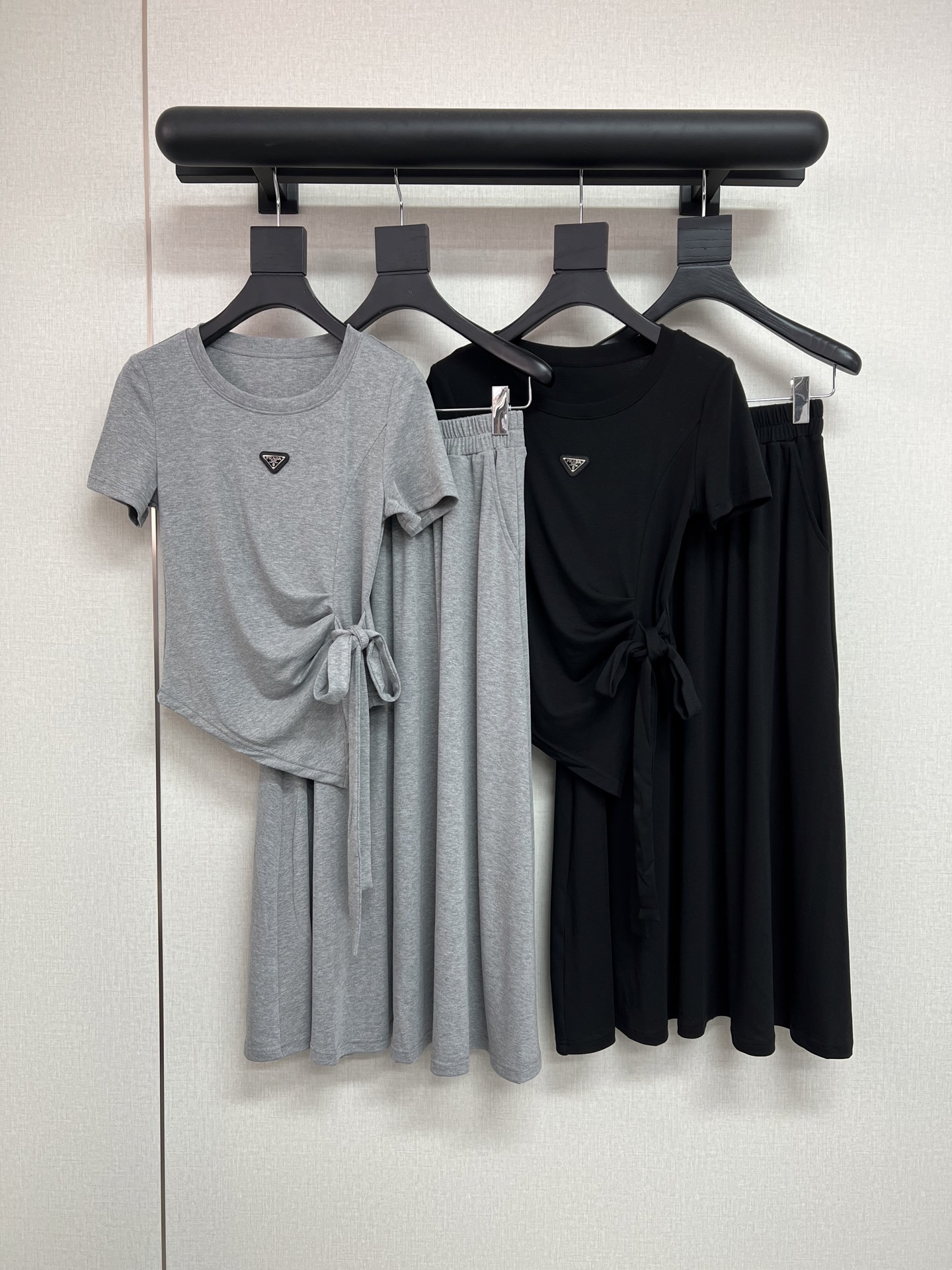 NO:800339,The high-quality PRADA 2026 new spring and summer suit is a combination of lazy and exquisite relaxed round-neck short sleeves + floor-length skirt. A hidden drawstring on the side of the T-shirt is used to create an unintentional waistline in seconds; the small mark on the chest is a low-key delicate point, and the fabric is soft and comfortable against the skin.  The floor-length long skirt has perfect drape, and brings a lazy aura when walking. Pair it with sandals for daily relaxation. You don’t have to worry about matching the whole outfit. Just put it on when you go out, and weld the 'effortless high-end' to your body ~ black and gray SML, prada, sandals, skirts, T-shirt, tees, t-shirt,19860909高品质PRADA2026春夏新款套装慵懒与精致的松弛感圆领短袖+拖地长裙的组合,藏着小心机T恤侧腰抽绳一系,秒掐出不刻意的腰线；胸口小标是低调的精致点,面料软乎乎贴肤舒服. 拖地长裙垂坠感满分,走起来自带慵懒气场,配凉鞋是日常松弛感,整套不用费心搭配,出门直接套上,把“毫不费力的高级”焊在身上～黑色灰色SML,,prada,sandals,skirts,T-shirt,tees，t-shirt,,Women's clothing