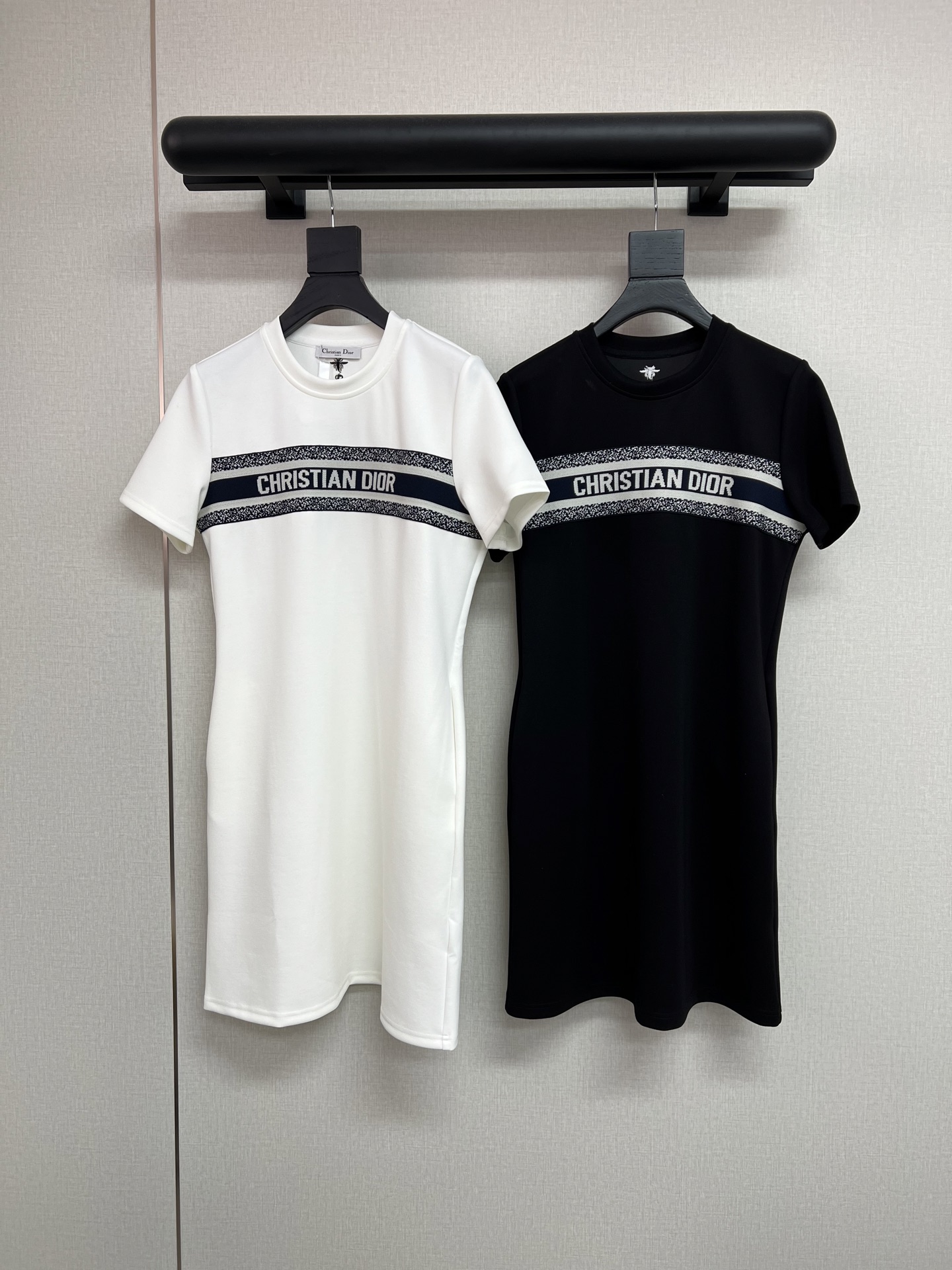 NO:800864,High-quality DIO*2026 spring and summer new short-sleeved round-neck dress, three-dimensional tailoring, modified waistline, spliced ​​logo webbing on the chest, heavy bee embroidery on the back, high-end air layer fabric, high-quality black and white SML, dior, skirts, T-shirt,19860909高品质DIO*2026春夏新款短袖圆领连衣裙立体剪裁修饰腰线胸前拼接logo织带后中重工蜜蜂刺绣高端空气层面料制作高品质黑色白色SML,,dior,skirts,T-shirt,,Women's clothing