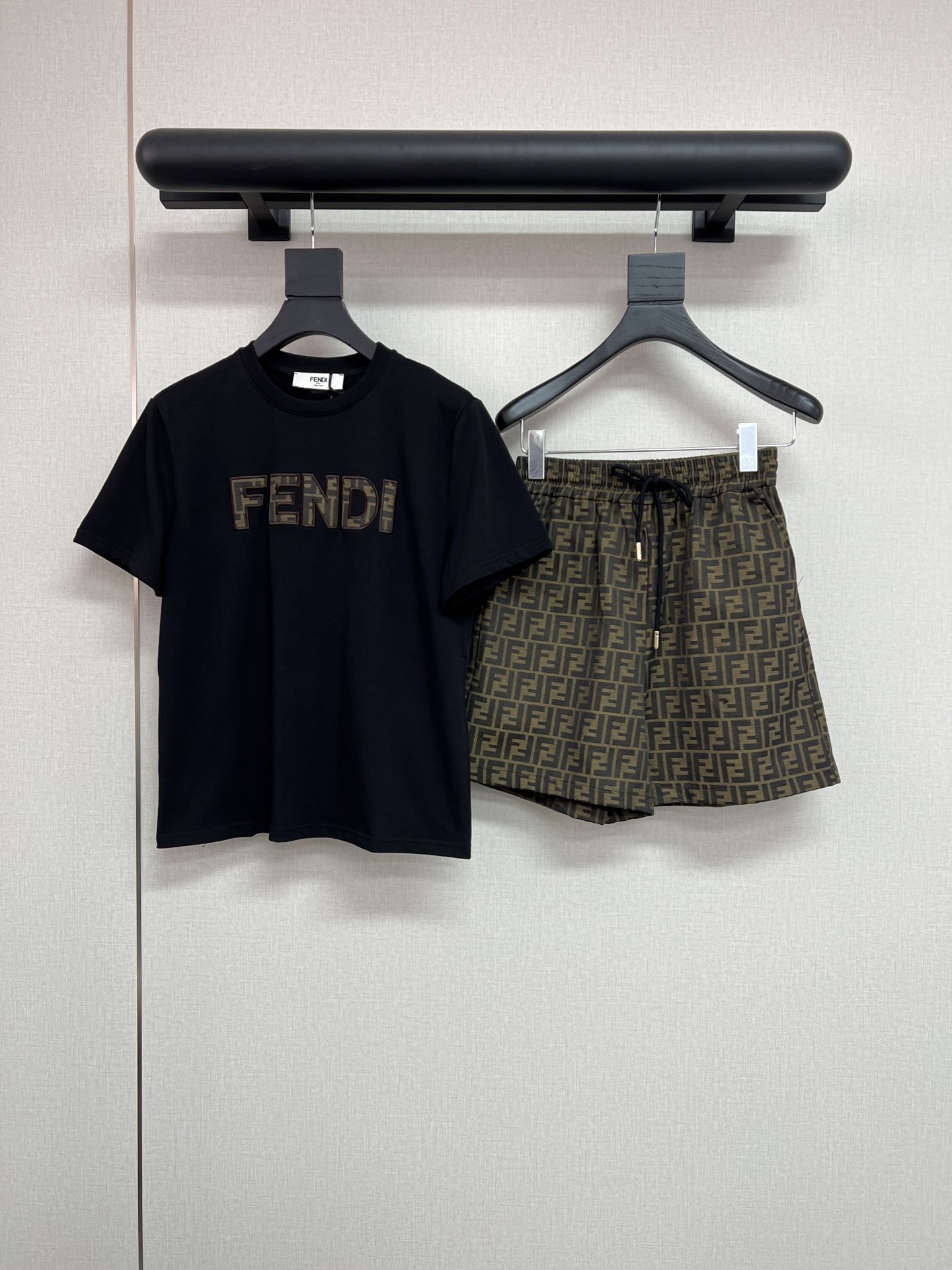 NO:801872,High-quality Fendi 2026 spring and summer new round neck short-sleeved cotton T-shirt logo patch embroidered jacquard shorts suit SML,, fendi, shorts, T-shirt, tees, t-shirt,19860909高品质Fendi2026春夏新款圆领短袖纯棉T恤logo贴布绣花提花短裤套装SML,,fendi,shorts,T-shirt,tees，t-shirt,,Women's clothing