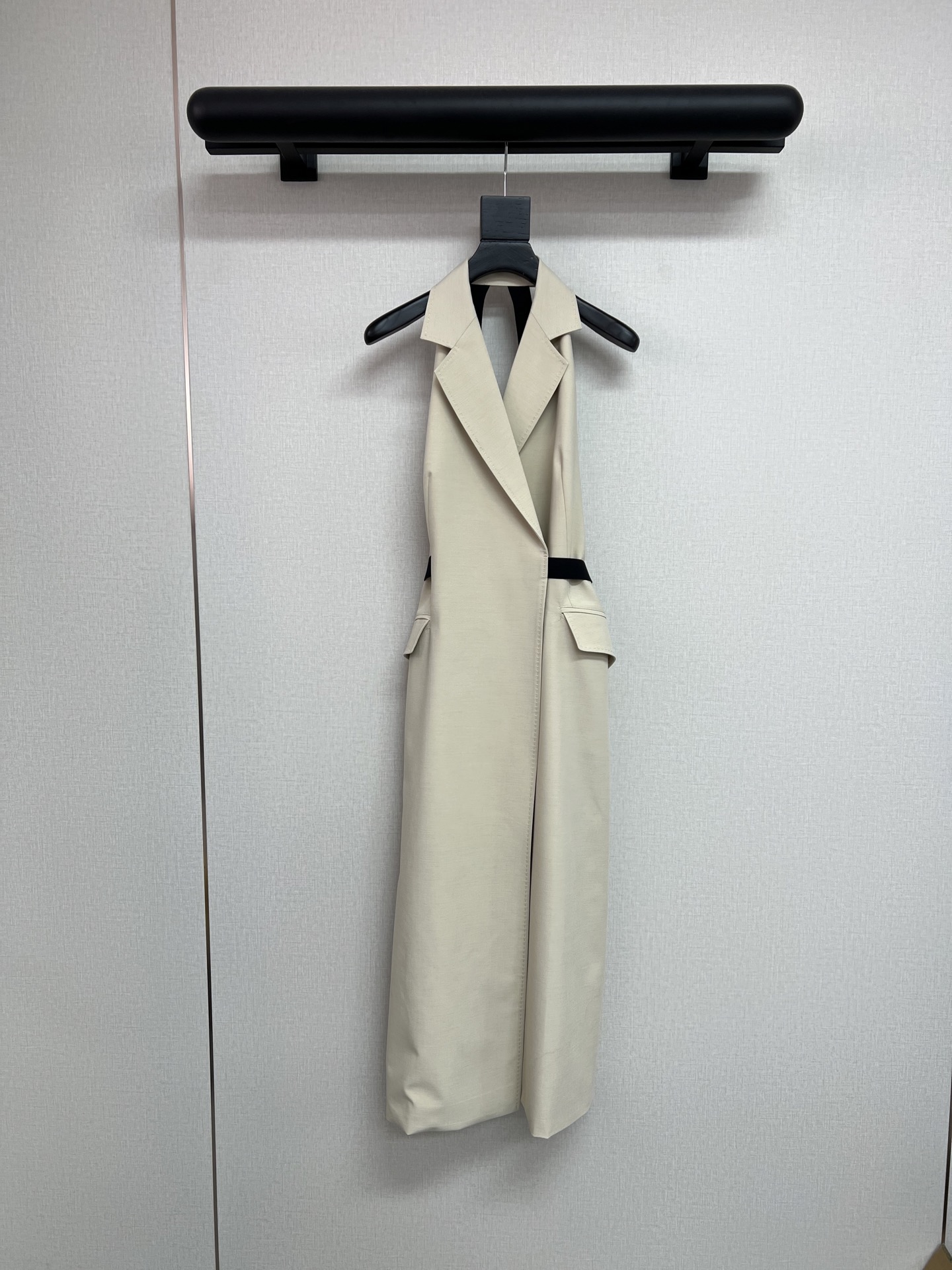 NO:801866,High-quality Max 26ss spring and summer series. The aura-filled halter neck suit skirt. The open-back design is really cool~ Just wear a tube top inside. The elastic elastic band at the back has a good wrapping feeling. You don’t have to worry about side exposure. The heavy bead edge car process and the light bead edge car process are almost 40 years old. The charm of mature women with high intelligence~ Full of details. Sisters who pursue quality must buy SML, skirts, business suit,19860909高品质Max 26ss春夏系列 气场十足的挂脖西装裙 露背设计真的绝绝子～内里配抹胸就OK 后面松紧弹力带 包裹感很好 不用担心侧露 重工珠边车工艺 光珠边车工艺都要40了 高智感的成熟女性的魅力体现～ 细节满 追求品质的姐妹必入 SML,,skirts,business suit,,Women's clothing
