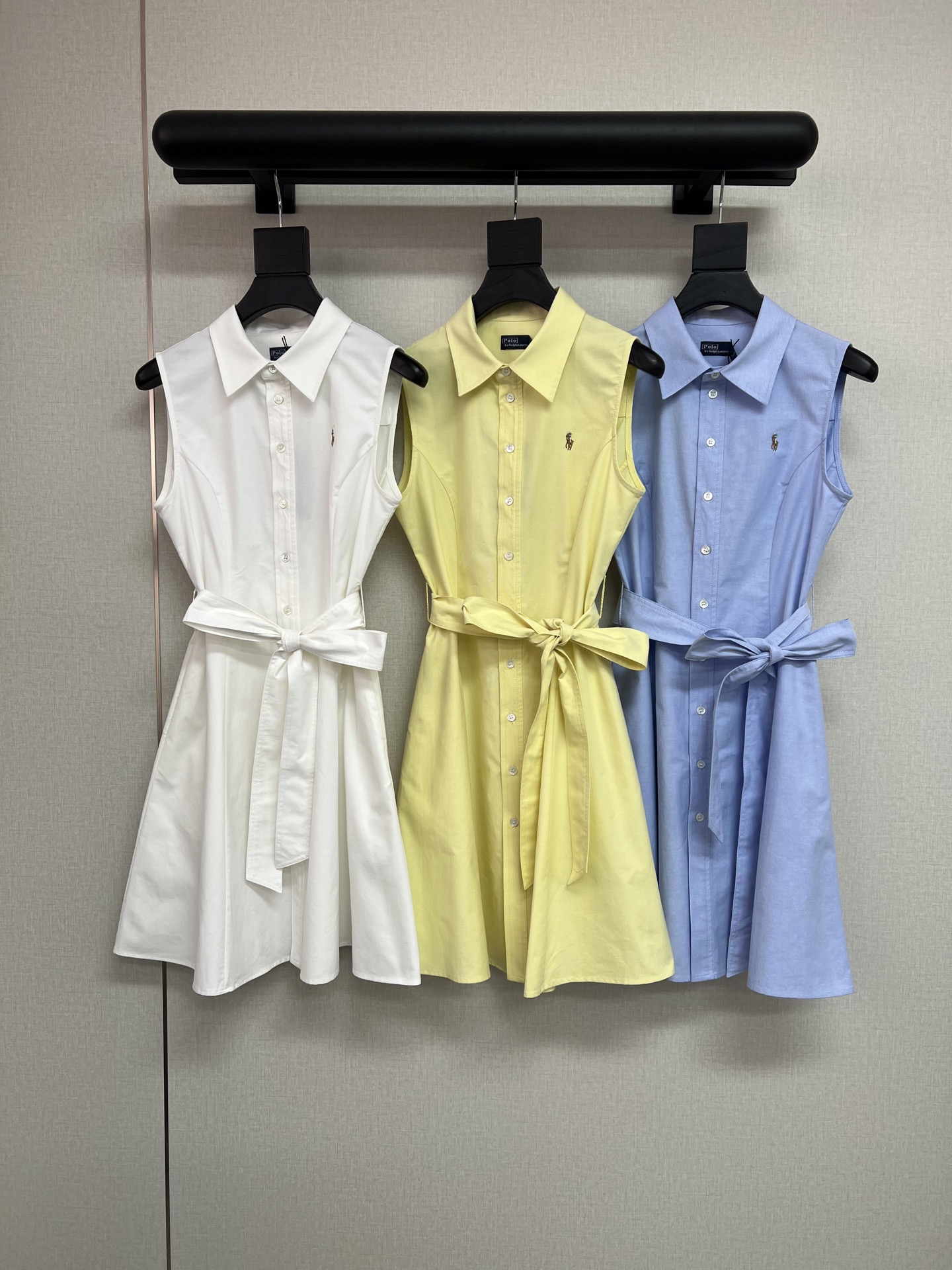 NO:802596,High-quality RL Raff 26ss spring and summer series. Classic sleeveless lapel waisted shirt dress. Made of high-quality Oxford cotton fabric. Light, breathable and textured. This year's embroidery is a colorful horse. Belt with small A-swing skirt. Really versatile and fashionable. Classic sky blue/milk white. New chick yellow SML,,skirts,19860909高品质RL拉夫26ss春夏系列 经典的无袖翻领收腰衬衣裙 采用高品质的牛津纺棉面料 轻薄透气有质感 今年的刺绣是彩色马 腰带小A摆裙子 真的百搭时尚 经典天蓝/奶白 新出的小鸡黄 SML,,skirts,,Women's clothing