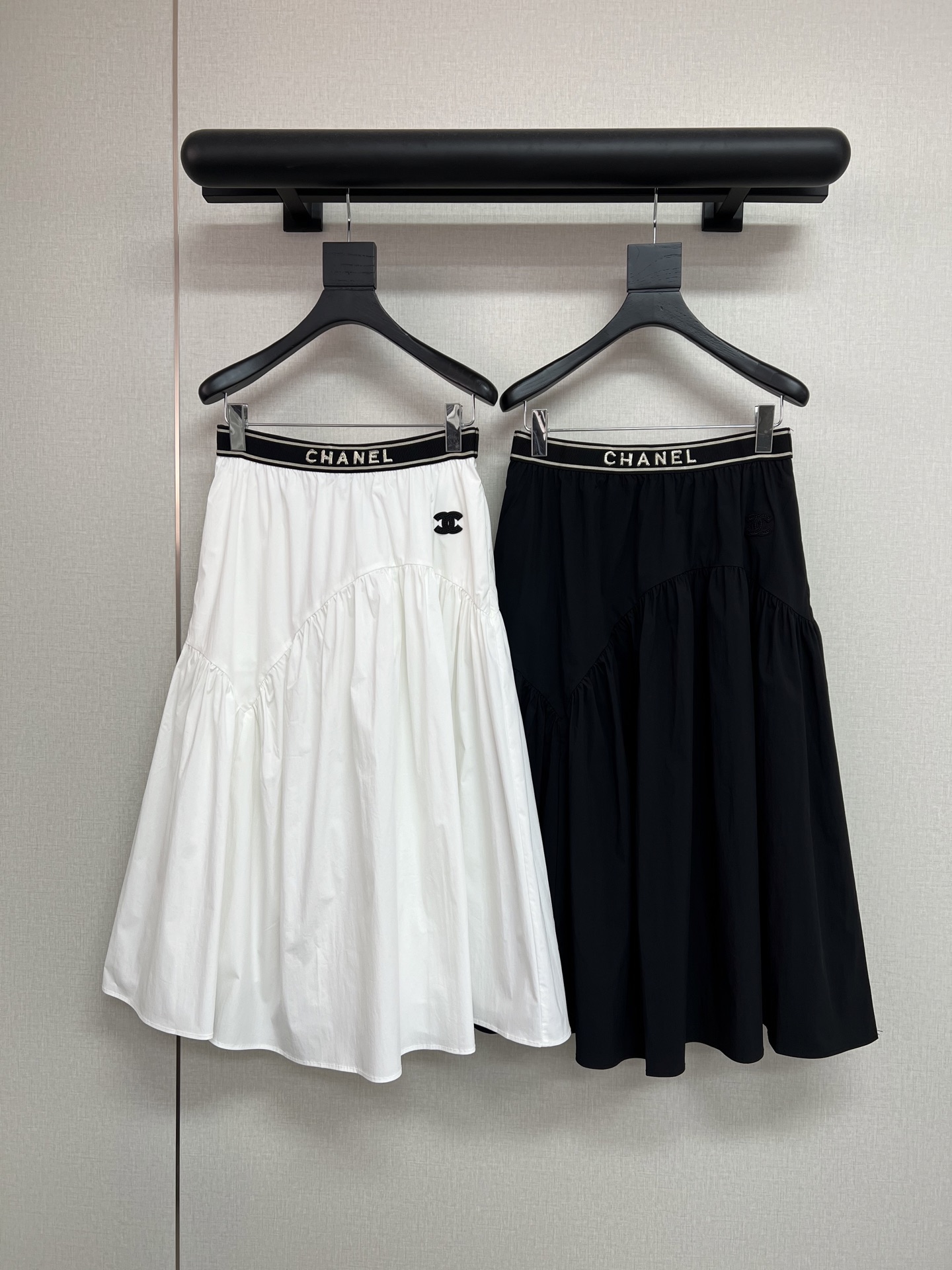 NO:802560,High-quality CHANL*26 new summer style casual skirt/elastic waist design with double CLogo/high-quality two-color SML,,chanel,skirts,19860909高品质CHANL*26年夏季新款小香风休闲半裙/松紧腰设计搭配双CLogo/高品质两色SML,,chanel,skirts,,Women's clothing