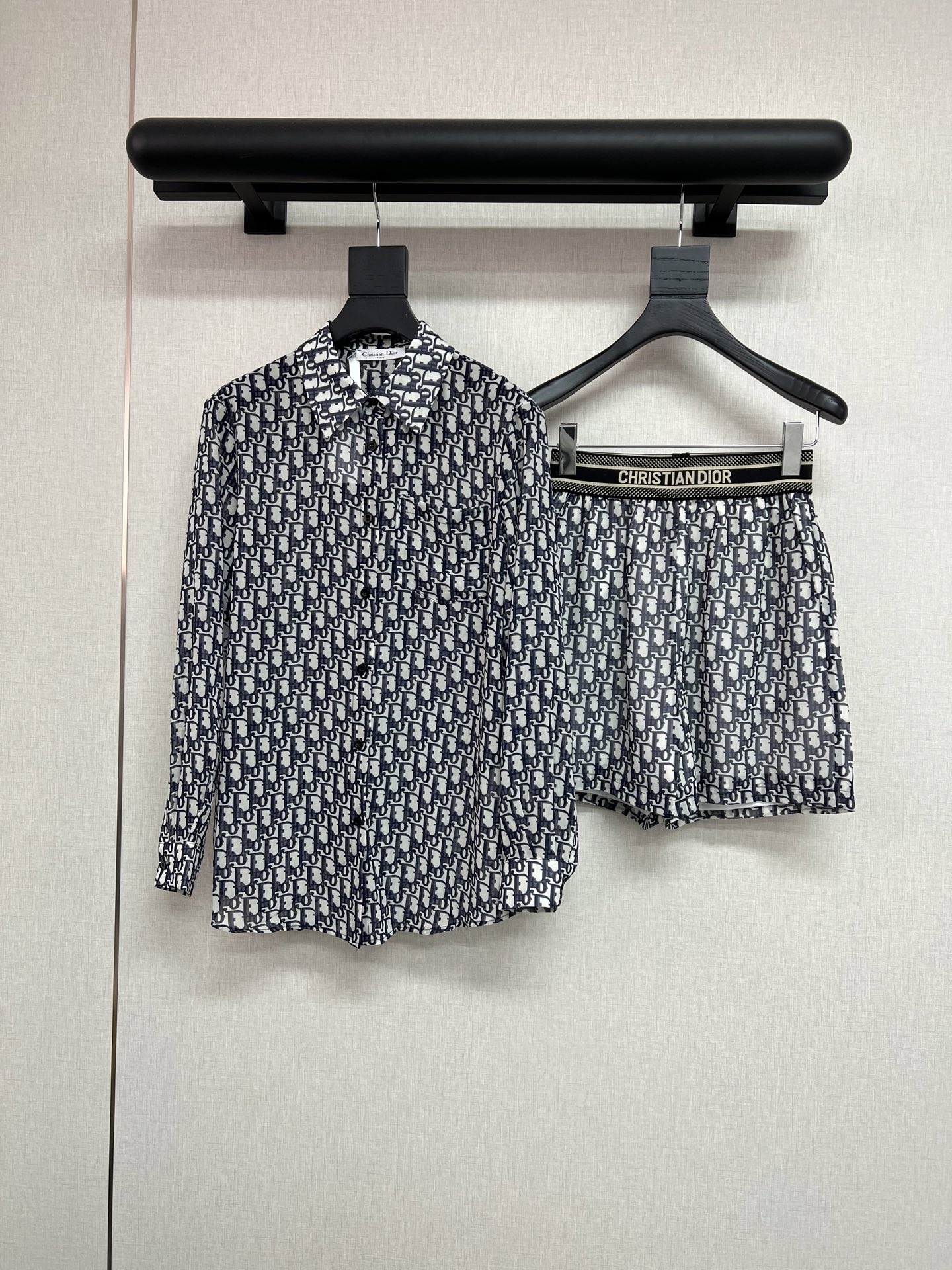 NO:803067,High-quality Dior2026 spring and summer new long-sleeved shirts, shorts, sun protection suit, classic printed logo, elastic webbing logo, elastic waist, high-quality SML,, dior, shorts, shirts,19860909高品质Dior2026春夏新款长袖衬衫短裤防晒套装经典印花logo,弹力织带logo橡筋腰高品质SML,,dior,shorts,shirts,,Women's clothing