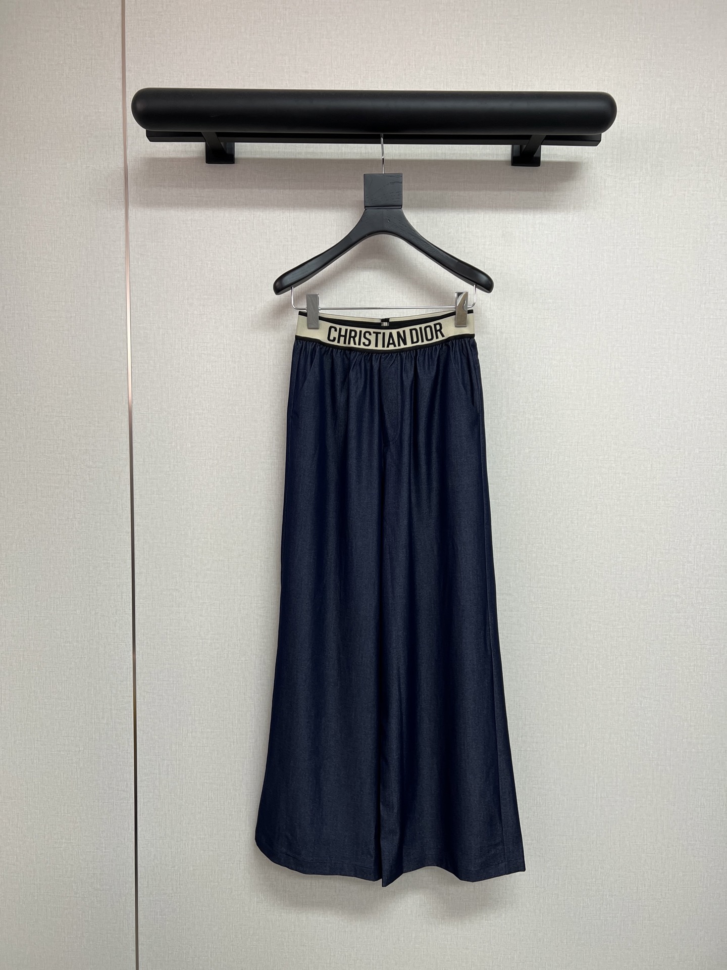 NO:806263,High quality Dior*2026 new summer trousers/letter elastic waistband/super nice shape/double pocket design/exquisite workmanship/simple and elegant/high quality/single color three codes SML,, dior,19860909高品质Dior*2026新款夏季长裤/字母松紧腰头/版型超好看/双口袋设计/做工精致细腻/简约大方/高品质/单色三码SML,,dior,,Women's clothing