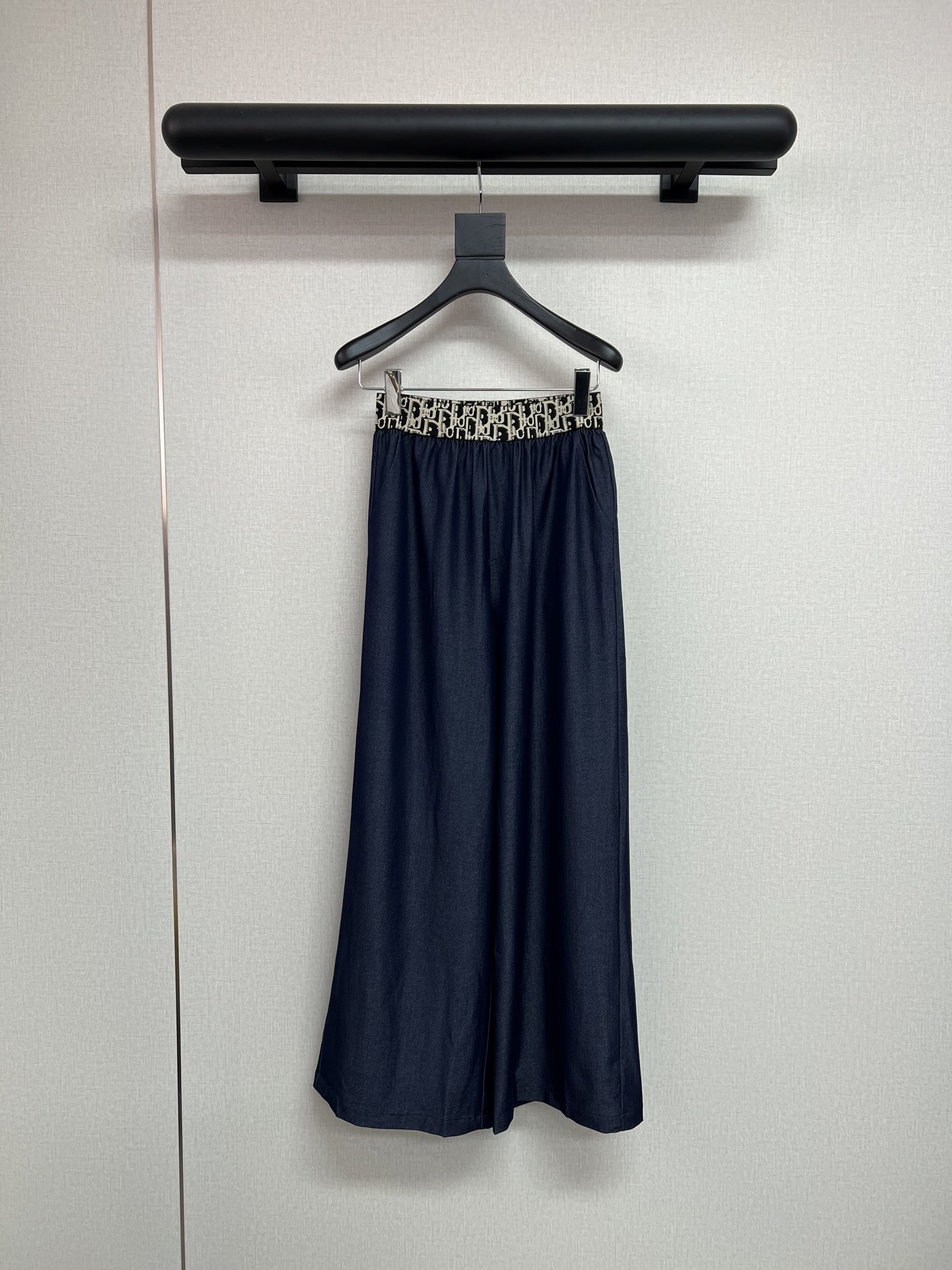 NO:806259,High quality Dior*2026 new summer trousers/classic presbyopic elastic waist/high waist slimming and long legs/double pocket design/exquisite workmanship/simple and elegant/high quality/single color three sizes SML,, dior,19860909高品质Dior*2026新款夏季长裤/经典老花松紧腰头/高腰显瘦显腿长/双口袋设计/做工精致细腻/简约大方/高品质/单色三码SML,,dior,,Women's clothing