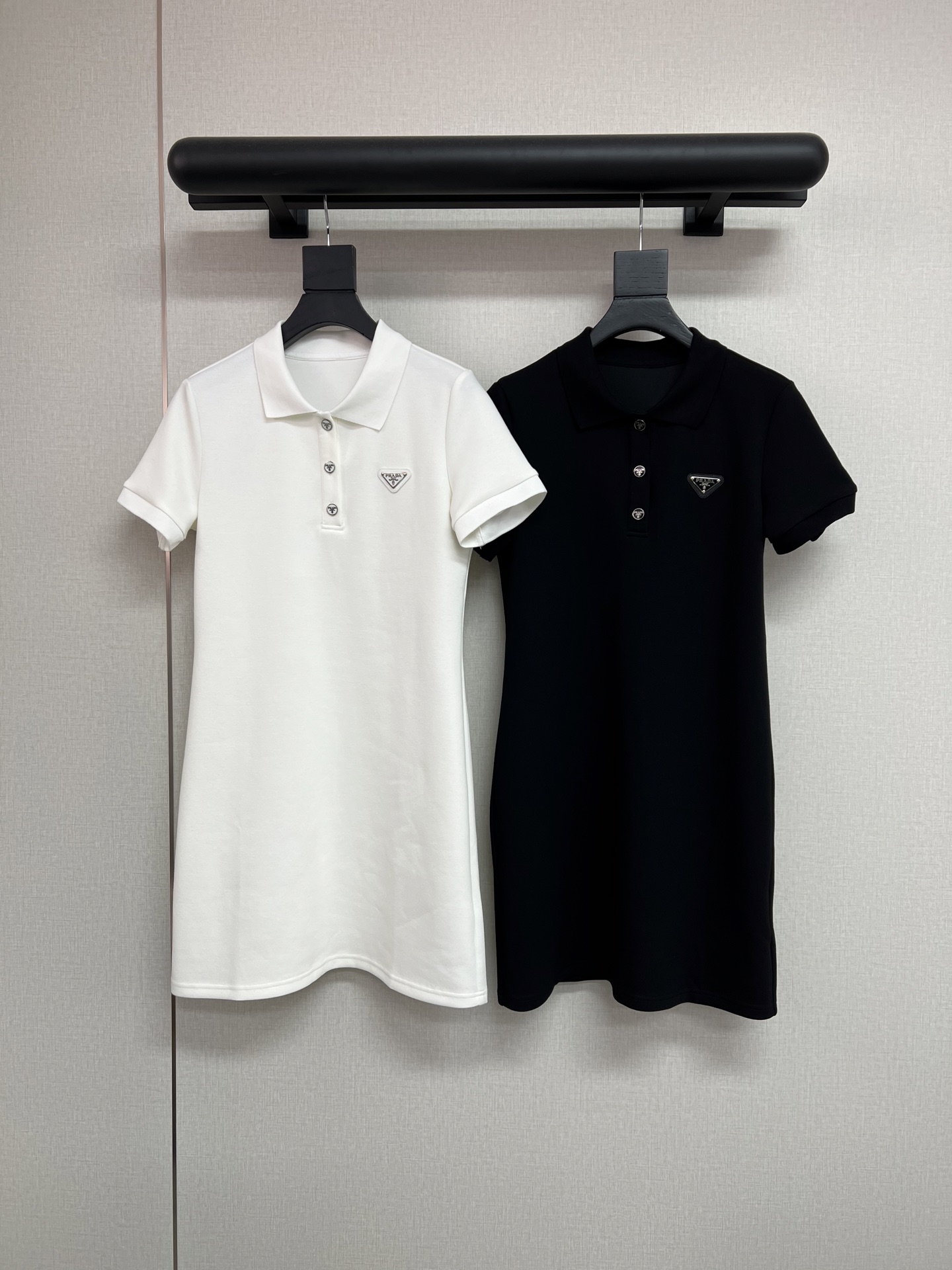 NO:807321,High-quality PRADA 2026 spring and summer new polo collar short-sleeved dress with classic triangle logo decoration on the chest high-quality black and white SML, prada, skirts, T-shirt,19860909高品质PRADA2026春夏新款polo领短袖连衣裙胸前经典三角标装饰高品质黑色白色SML,,prada,skirts,T-shirt,,Women's clothing