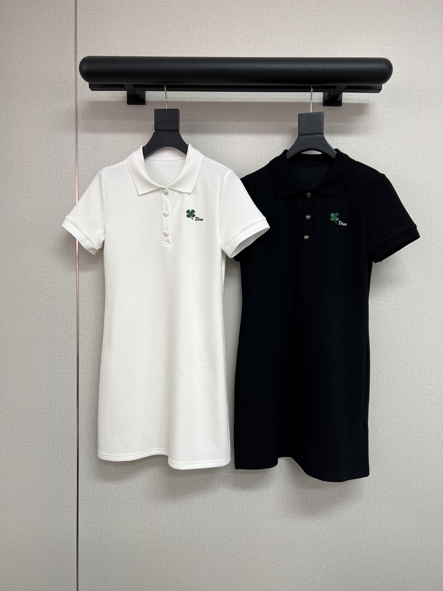 NO:807315,High-quality DIOR 2026 spring and summer new polo collar short-sleeved dress with four-leaf clover logo embroidery on the chest high-quality black and white SML, dior, skirts, T-shirt,19860909高品质DIOR2026春夏新款polo领短袖连衣裙胸前四叶草logo刺绣高品质黑色白色SML,,dior,skirts,T-shirt,,Women's clothing