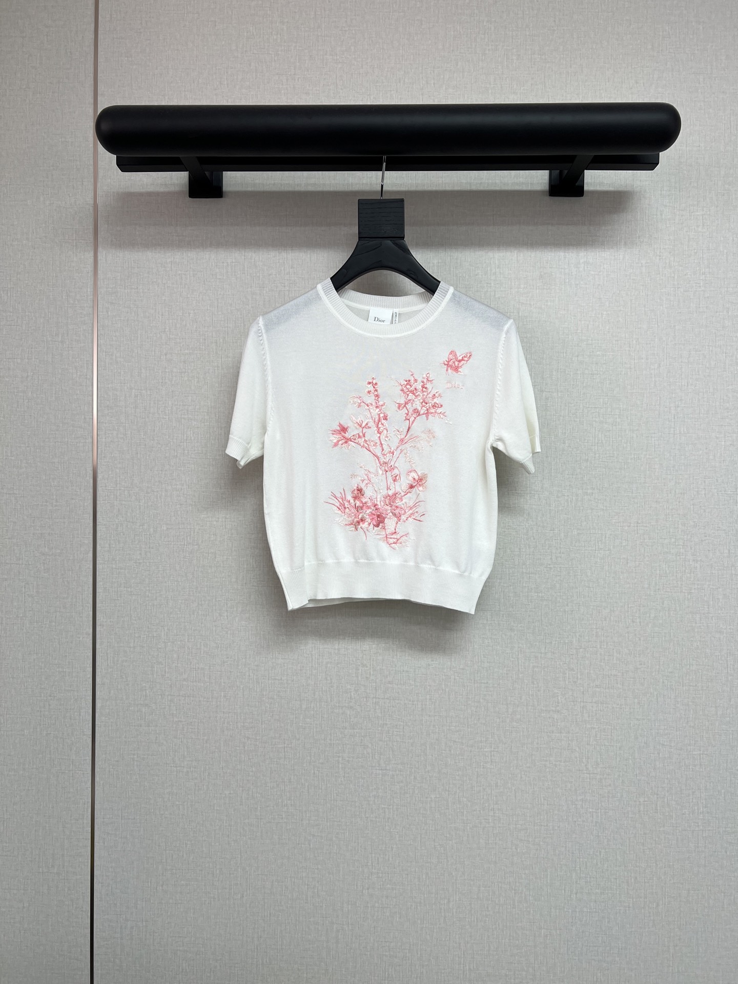 NO:807304,High-quality di*r 2026 spring and summer series. Super beautiful pink butterfly knitted top. Made of ultra-fine wool knitted fabric. Clear, natural, comfortable and versatile. Heavy three-dimensional embroidery pattern. So practical for spring and summer matching. SML,,19860909高品质di*r 2026春夏系列 超美的粉花蝴蝶针织上衣 采用超细羊毛针织面料 清透自然舒服百搭 重工的立体刺绣图案 春夏搭配太实用了 SML,,,Women's clothing
