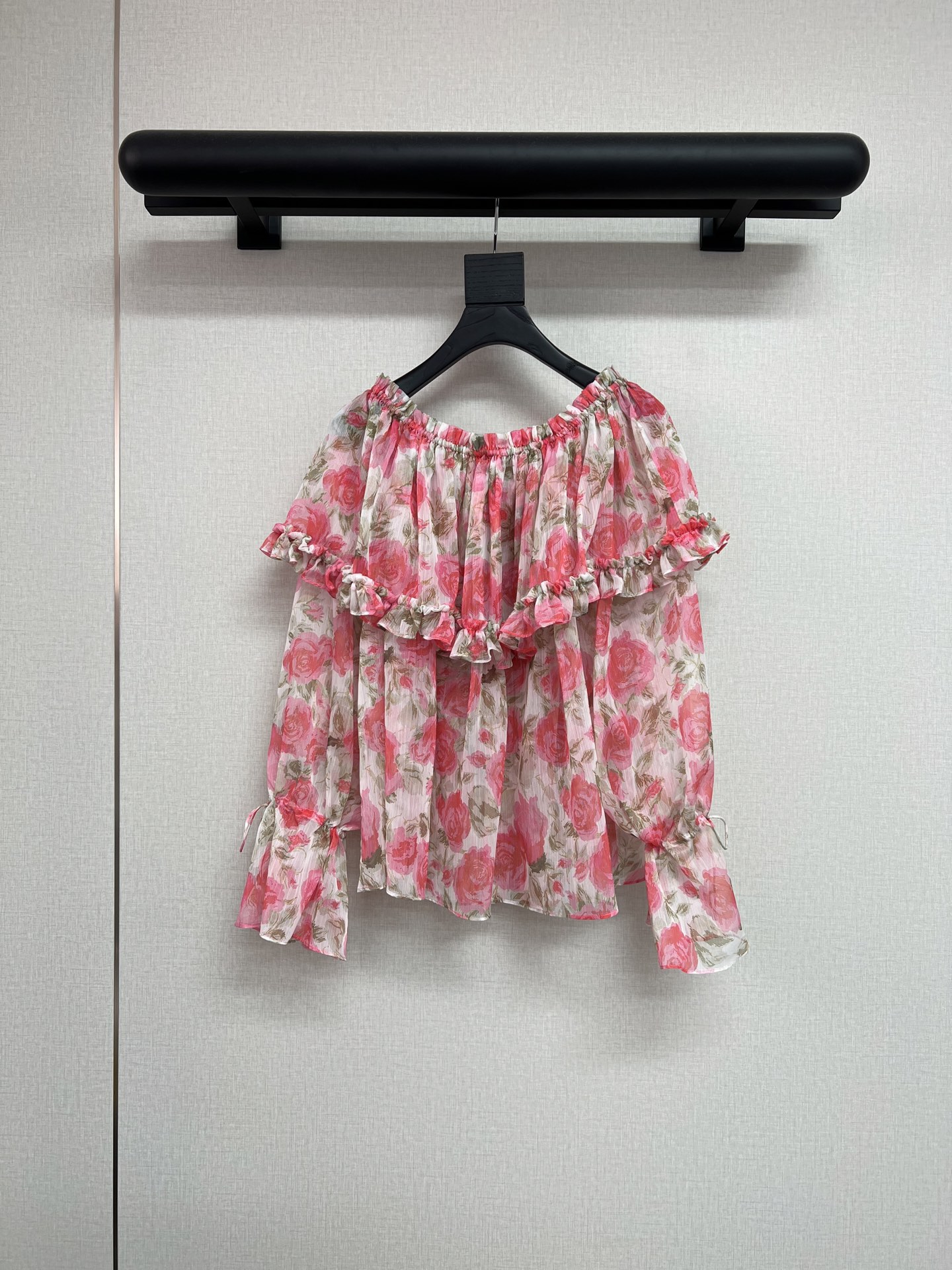 NO:807298,High-quality Chl0e 26ss spring and summer series. Beauty C's family is back again. This year's design is really the most beautiful one that year. The one-shoulder Shunyu top is smart and elegant. My wife is so fairy~ It uses simulated silk Shunyu fabric. It is very light and translucent. Sisters who are going on a trip on May Day, close your eyes and enter SML,,chanel,real silk,19860909高品质Chl0e 26ss春夏系列 美神C家又回来啦 今年的设计真的是那年爆美的一届 一字肩顺宇上衣 灵动飘逸 太太太仙了～ 采用仿真丝顺宇的面料 非常轻盈透感 五一要出游的姐妹们闭眼入 SML,,chanel,real silk,,Women's clothing