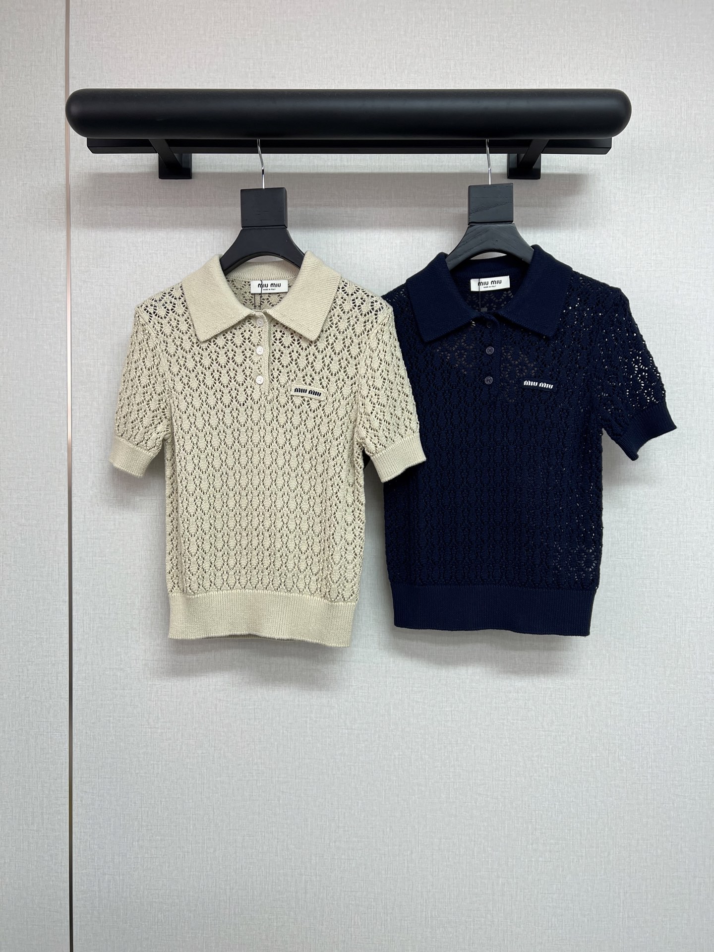 NO:807320,High-quality M1u 2026ss spring and summer series, super nice hollow knitted short sleeves, age-reducing college style polo lapels, three-dimensional hollow knitting technology, super texture, soft and skin-friendly fabrics, breathable and cool to wear in summer, two-color SML, T-shirt,19860909高品质M1u 2026ss春夏系列 超好看的镂空针织短袖 气质减龄的学院风款式 polo翻领 立体镂空针织工艺 超级有质感 面料软嫩亲肤 夏天穿也透气凉爽 两色SML,,T-shirt,,Women's clothing