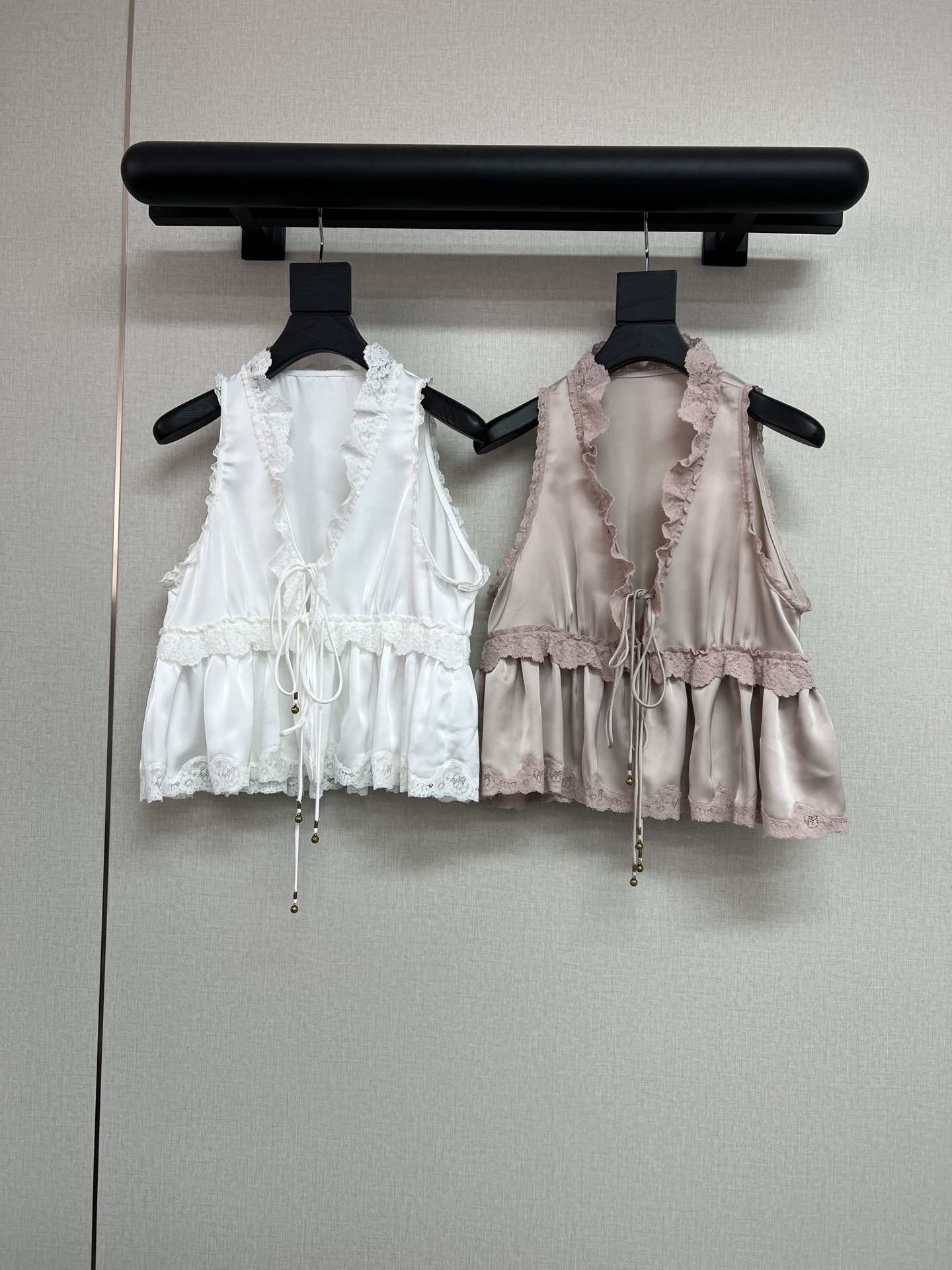 NO:832340,The high-quality Ch10e is so beautiful this year. The heavy-duty satin spliced ​​lace vest ~ a beautiful item with its own gentle filter!  The hem lace is stitched with custom dyeing and embroidery technology. The Yuan version is made of real silk satin. Considering that the cost and scrap rate are very high, the material of simulated silk satin is also very silky and high-end. It is a super heavy-duty process that is tedious and time-consuming. Super beautiful matte pink/pearl white SML, real silk,19860909高品质Ch10e今年真的美的太犯规 重工缎面拼接蕾丝背心～ 自带温柔滤镜的绝美单品！ 下摆蕾丝花边定染绣花工艺拼接 元版是真丝缎考虑到成本和报废率都很高 所以用了仿真丝缎的材质也很丝滑高级 超级重工工艺繁琐费时费力的单品 超美雾粉色/珍珠白SML,,real silk,,Women's clothing