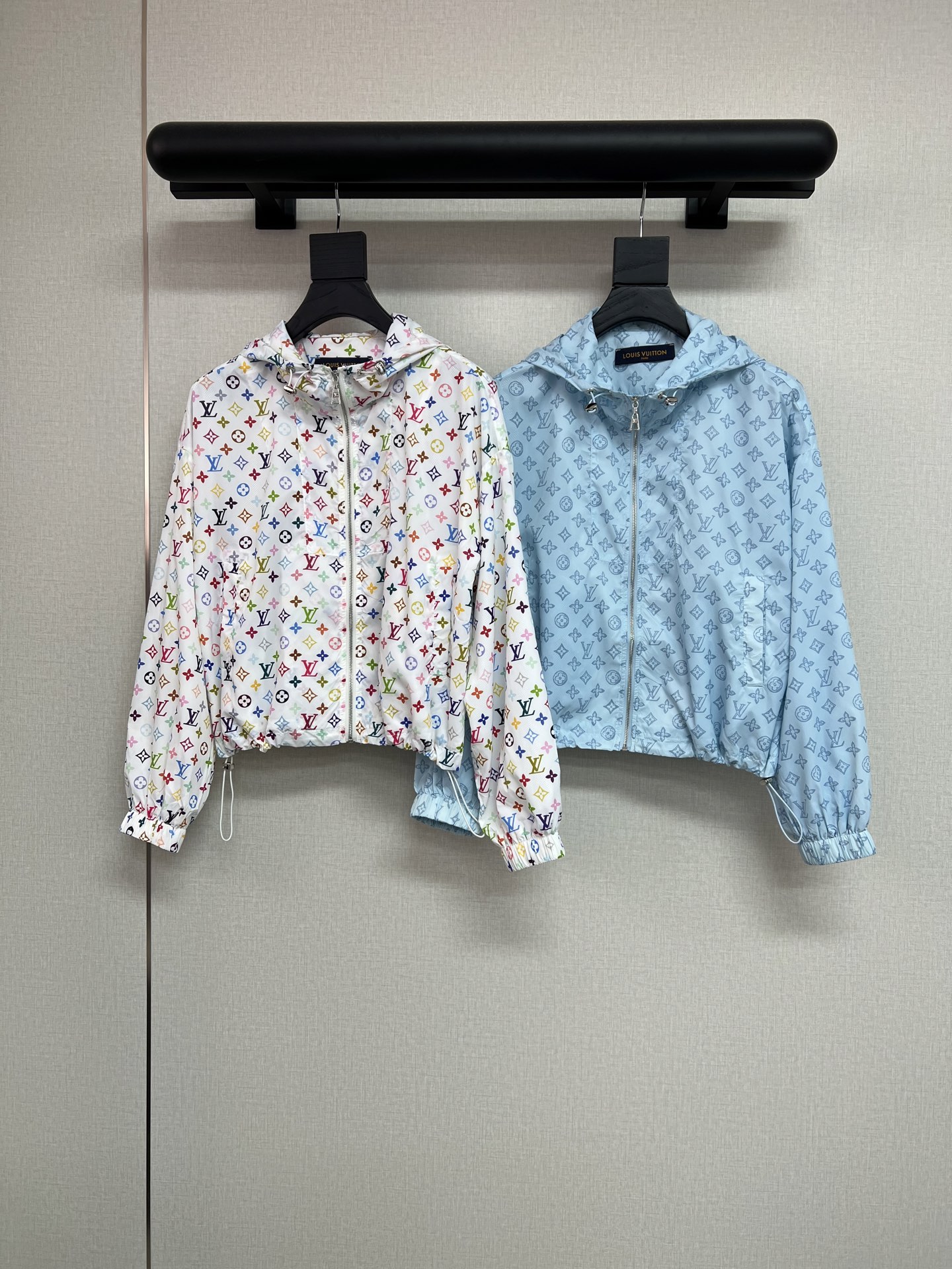NO:832326,High quality Louis Vuitton*2026 new summer sun protection jacket. Printed pattern hood design. Metal custom zipper. Customized elastic buckle. Casual and sports style ultra-light fabric. Breathable mesh lining not stuffy. High quality. Two colors and three codes SML,,louis vuitton,jackets & coats,hats,19860909高品质Louis Vuitton*2026夏季新款防晒外套 印花图案连帽设计 金属定制拉链 定制松紧扣 休闲运动风超轻薄面料 采用透气网里布不闷热 高品质 两色三码SML,,louis vuitton,jackets & coats,hats,,Women's clothing