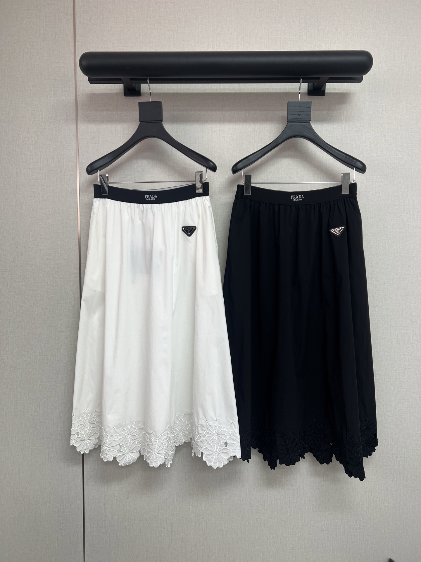 NO:834412,High-quality Pard*26 summer new casual and versatile skirt/high-woven elastic waist design with triangle logo embellishment/embroidered flowers on the skirt tail for more elegance/high-quality/two-color SML,,skirts,19860909高品质Pard*26年夏季新款休闲百搭半裙/高织松紧腰头设计搭配三角牌Logo点缀/裙尾刺绣花朵更显优雅气质/高品质/两色SML,,skirts,,Women's clothing