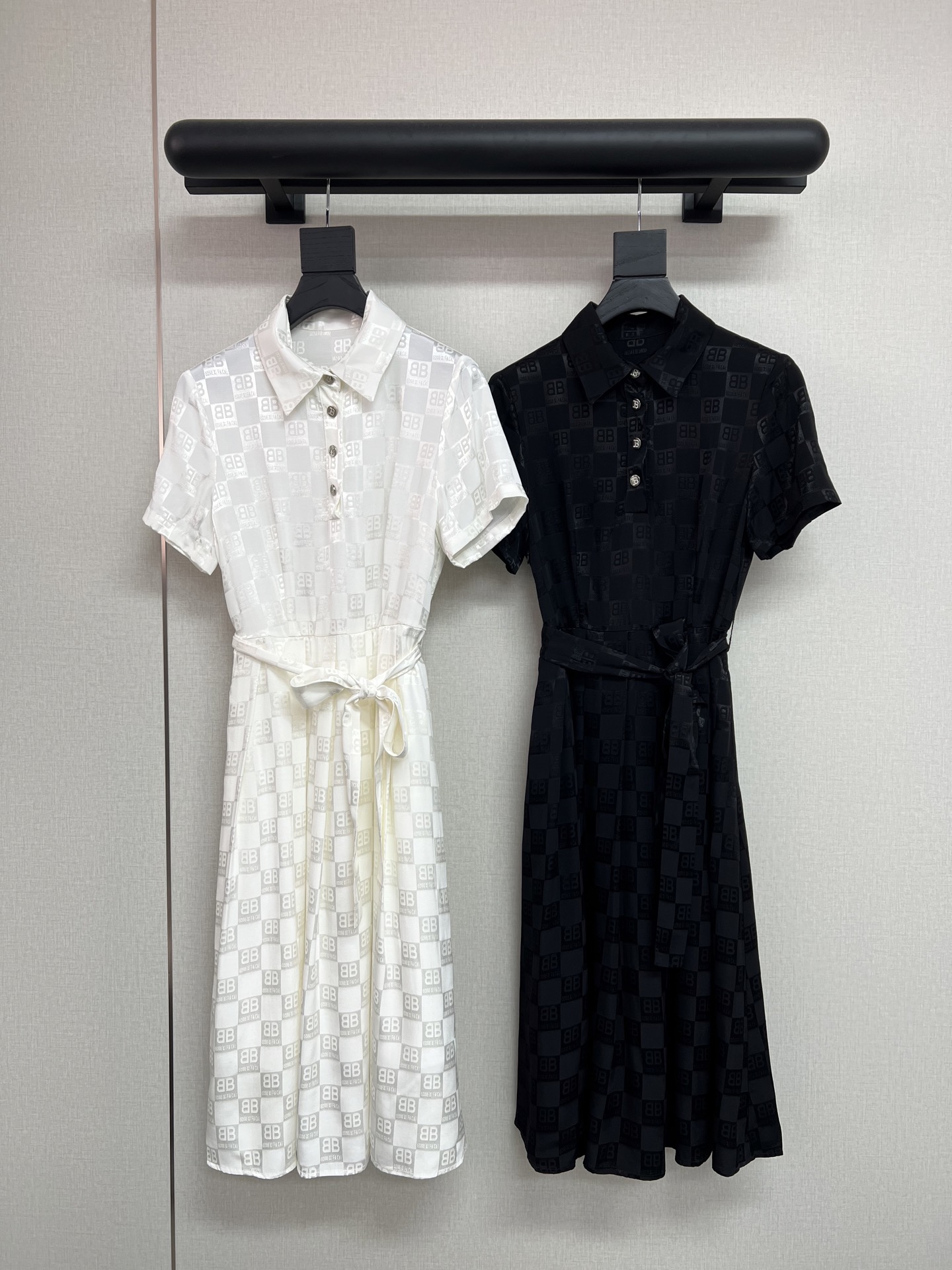 NO:835233,High-quality Balenciaga*2026 new summer style lapel short-sleeved dress with double B dark pattern jacquard fabric all over the body. Polo collar with half-open buttons, neat design to show temperament. Matched with original fabric belt, large skirt to hide body and slimming fabric. Smooth and comfortable. Essential item for daily commuting. Two-color SML,,balenciaga,skirts,T-shirt,19860909高品质Balenciaga*2026夏季新款翻领短袖连衣裙通体满印双B暗纹提花面料Polo领半开扣设计利落显气质搭配本布腰带大裙摆藏肉显瘦面料顺滑舒适日常通勤必备单品两色SML,,balenciaga,skirts,T-shirt,,Women's clothing