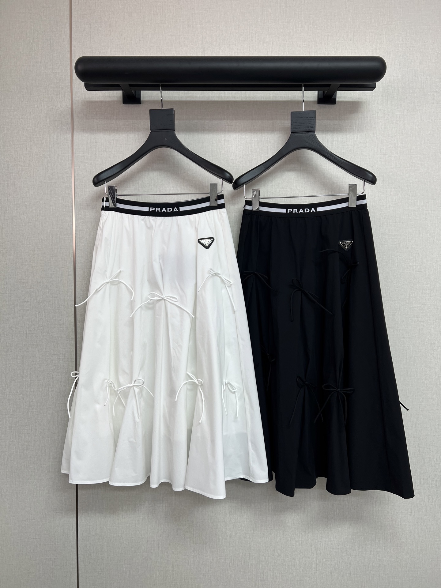 NO:836534,High-quality PRAD*26 summer new bow-knot slimming and versatile skirt/elastic waist webbing design/triangle brand logo embellishment, full of big-name style/two-color SML, prada, skirts,19860909高品质PRAD*26年夏季新款蝴蝶结修身显瘦百搭半裙/松紧腰织带设计/三角牌Logo点缀大牌范儿十足/两色SML,,prada,skirts,,Women's clothing