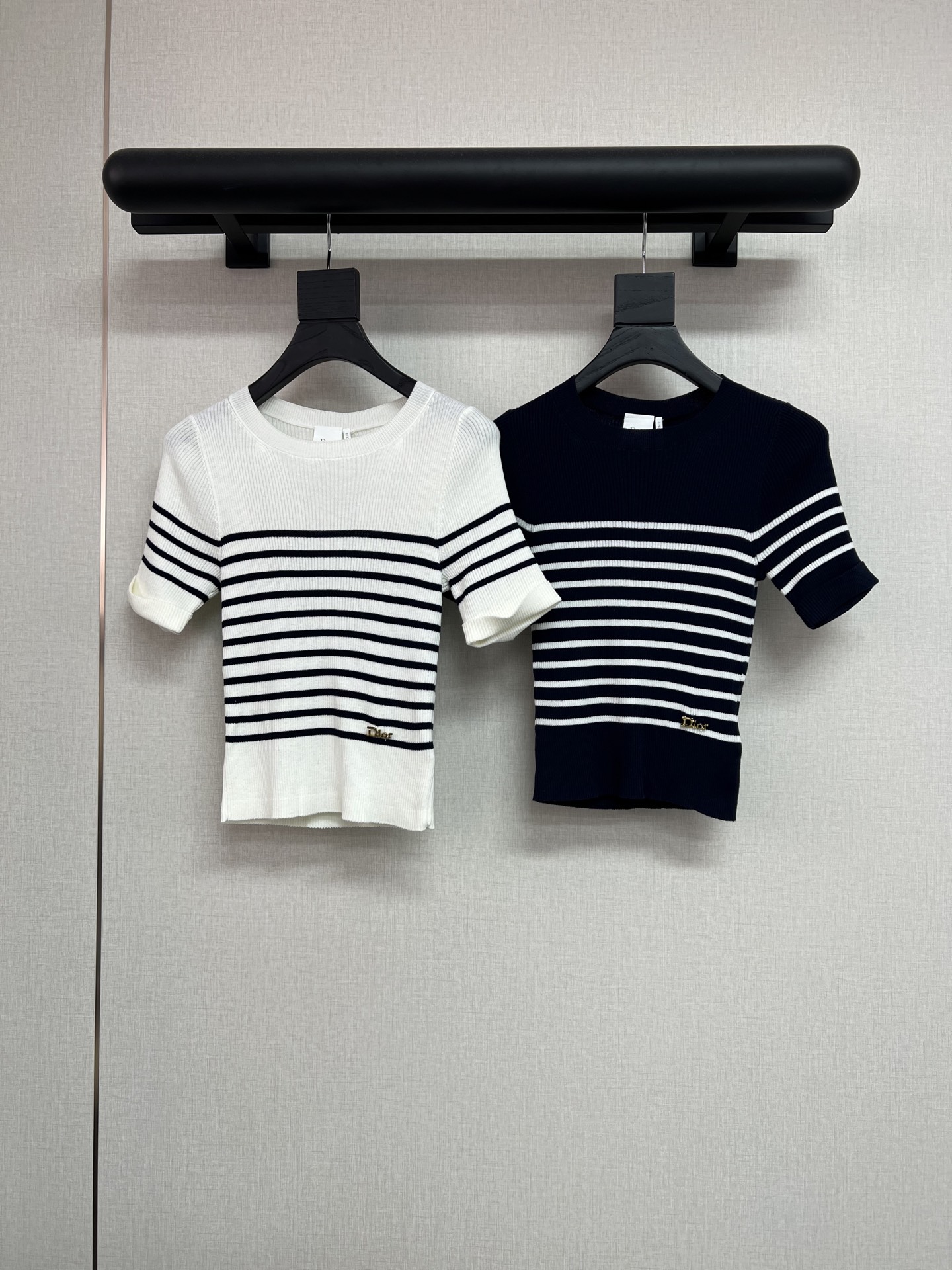 NO:837870,High-quality di*r 2026ss spring and summer series di*r2026ss spring and summer series new products Thin striped knitted short-sleeves Classic color-blocking navy style ~ Hand-sewn letter decoration Blue/white SML,, T-shirt,19860909高品质di*r 2026ss春夏系列 di*r2026ss春夏系列新品 轻薄条纹针织短袖 经典拼色海军风～手工缝制字母装饰 蓝/白SML,,T-shirt,,Women's clothing