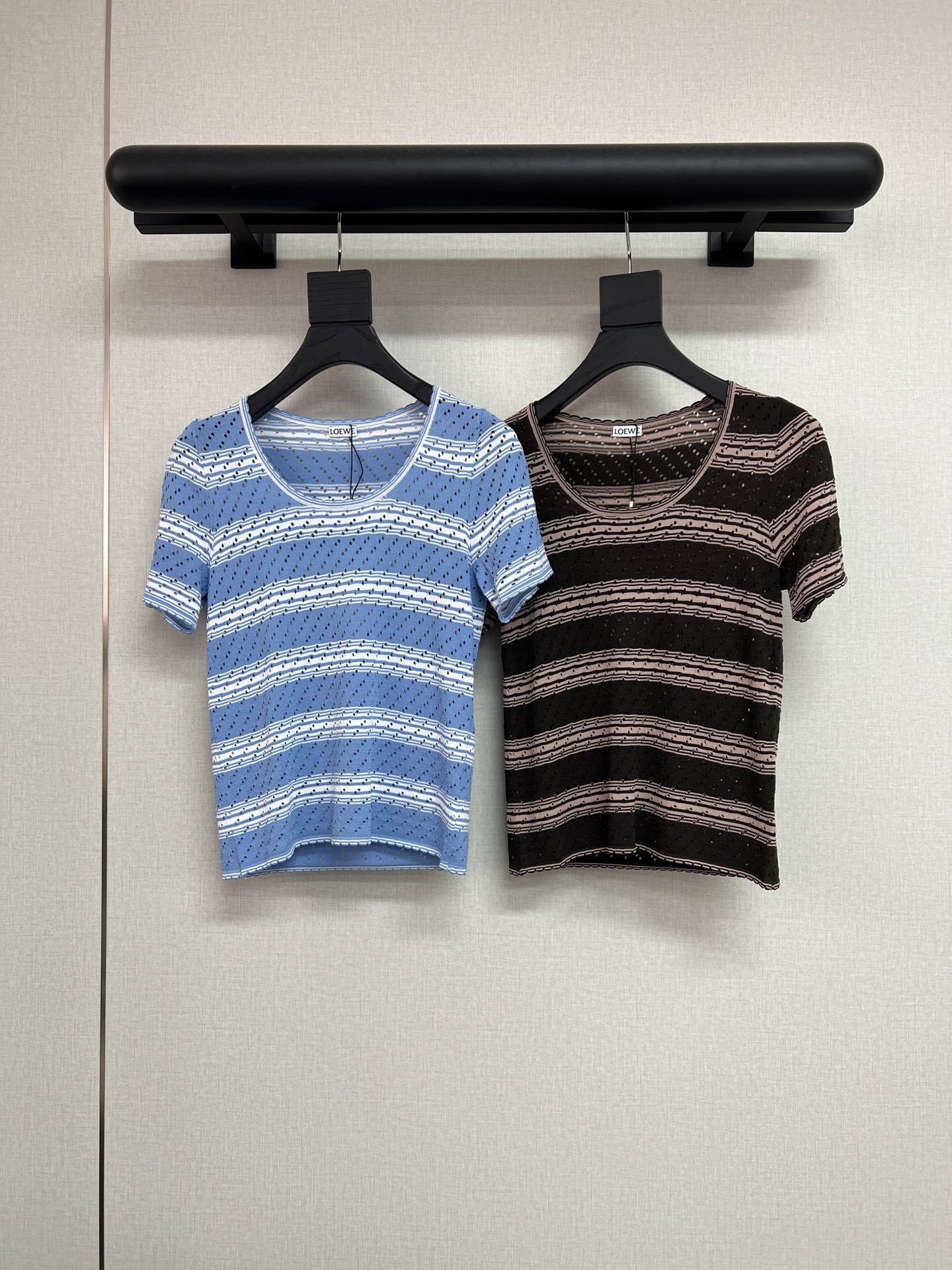 NO:837879,High-quality L0e*we2026ss summer vacation series. Super summer colors are coming. Made of Tencel linen knitted fabric with special craft yarn. Jujuju, light, thin and cool. Two-color SML,,19860909高品质L0e*we2026ss夏日度假系列 超级夏天的颜色来袭 采用天丝麻针织面料特殊工艺纱线 巨巨巨轻薄凉爽 两色SML,,,Women's clothing