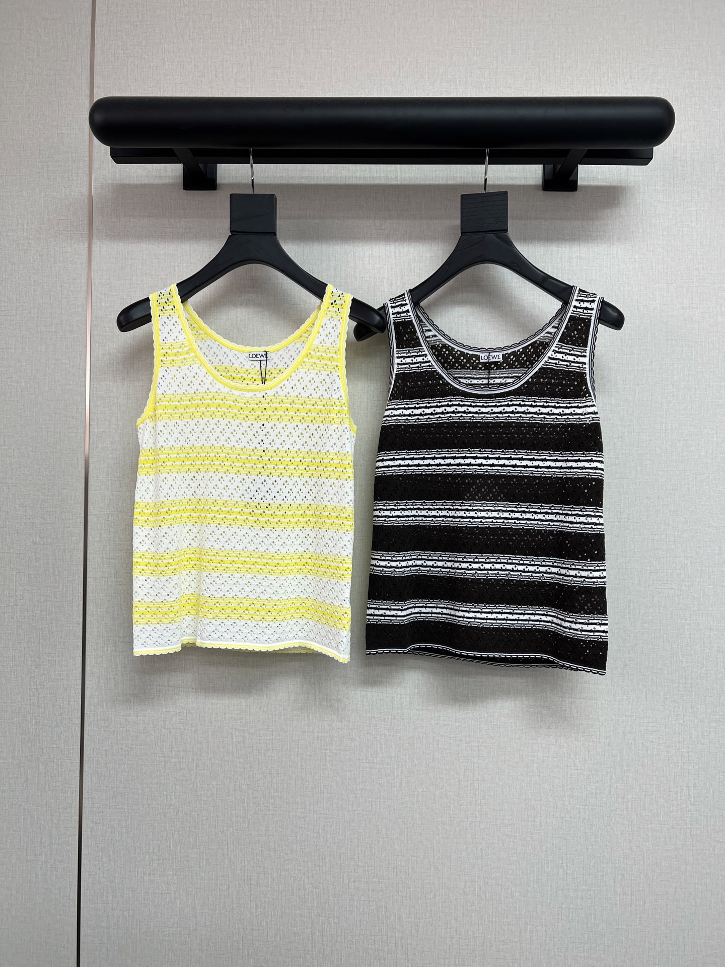 NO:837865,High-quality L0e*we2026ss summer vacation series. Super summer colors are coming. Made of Tencel linen knitted fabric with special craft yarn. Jujuju, light, thin and cool. Two-color SML,,19860909高品质L0e*we2026ss夏日度假系列 超级夏天的颜色来袭 采用天丝麻针织面料特殊工艺纱线 巨巨巨轻薄凉爽 两色SML,,,Women's clothing