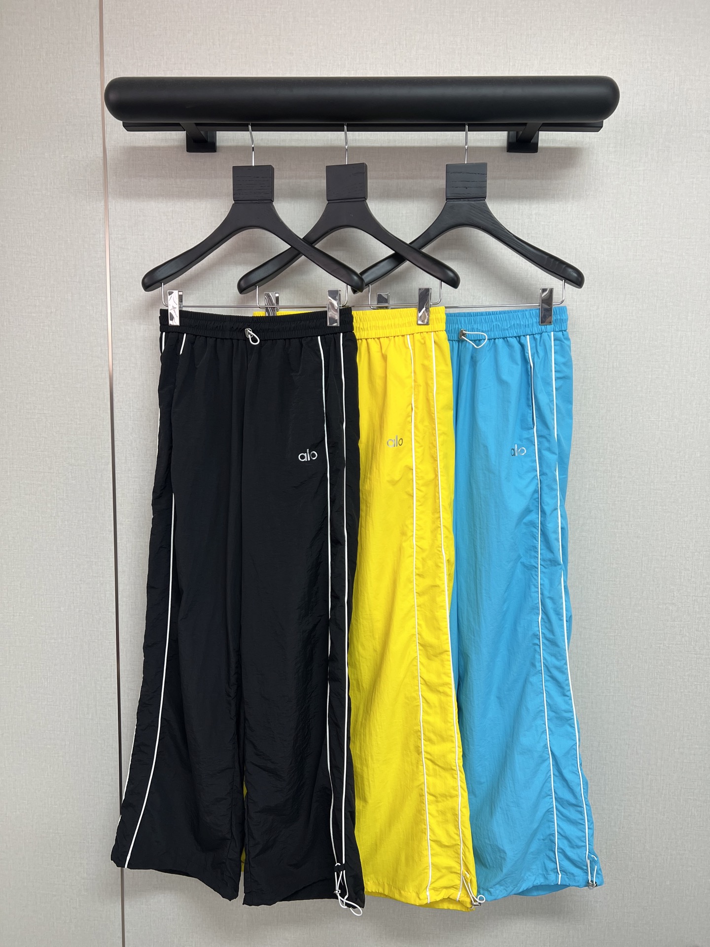 NO:839120,2026 spring and summer new style alo casual loose sun protection pants. The colorful colors are like a rainbow on the body. The highly saturated colors are super eye-catching. The sports style design is fashionable and comfortable. They are perfect for going out on the street or sweating during the gym!  The loose fit hides the flesh and makes you look slimmer, turning you into a sweet and cool girl in seconds~yellow blue pink black sml,,198609092026春夏新款alo休闲宽松防晒裤 缤纷色调像把彩虹穿上身,高饱和色彩超吸睛,运动风设计时髦又舒服 出街炸街、健身暴汗都绝绝子！宽松版型藏肉显瘦,秒变甜酷少女～黄色蓝色粉色黑色sml,,,Women's clothing