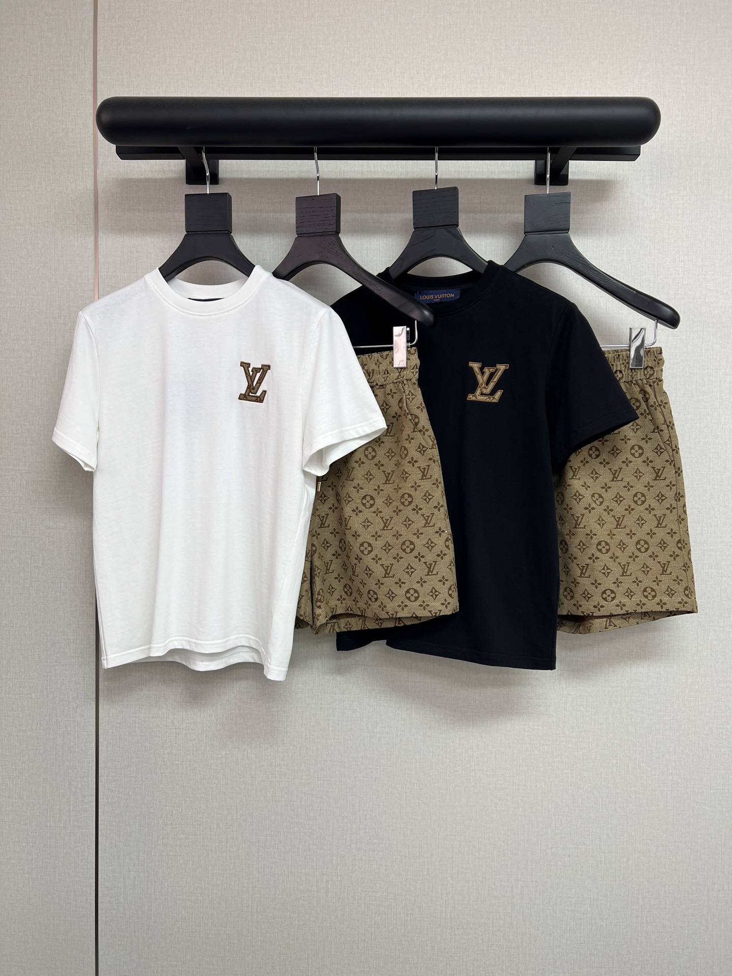 NO:839784,High-quality LouisVuitton/Louis Vuitton 2026 spring and summer new round-neck pure cotton T-shirt jacquard logo shorts suit, top LV letter patch embroidery and jacquard shorts fabric set first respond to a set when they go out on the street, high-quality white black SML,, louis vuitton, louis vuitton, louis vuitton, shorts, tees, t-shirt,19860909高品质LouisVuitton/路易威登2026春夏新款圆领纯棉T恤提花logo短裤套装、上衣LV字母贴布绣花跟短裤提花面料一套先呼应一套出街回头率超高高品质白色黑色SML,,louis vuitton,louis vuitton,louis vuitton,shorts,tees，t-shirt,,Women's clothing