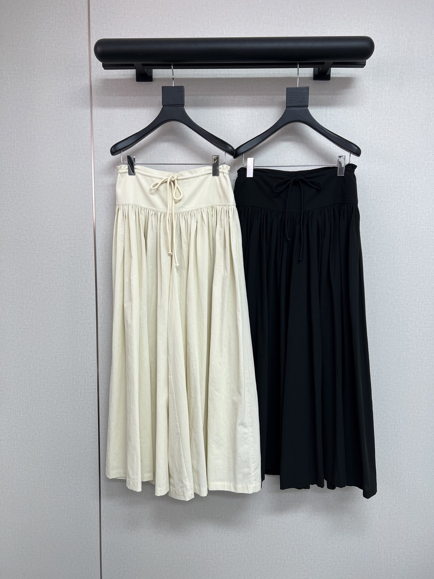 NO:839804,High-quality Row 2026 popular culottes ~ Row style 'skirt-like' trousers. It took me a long time to find the right fabric. Slightly wrinkled but light and thin. It also took a lot of time to choose the color. The pleat washing process uses 4.5 meters of material ~ A loose-fitting item. Apricot/black SML,,skirts,19860909高品质Row 2026爆款裙裤～ Row风 “裙味”十足的裤子 找对版的面料真的找了好久 微微皱但是又要轻薄 还要对颜色～费了很多时间 褶皱洗水工艺 用料4.5米的～ 松弛感拉满的单品 杏色/黑色SML,,skirts,,Women's clothing