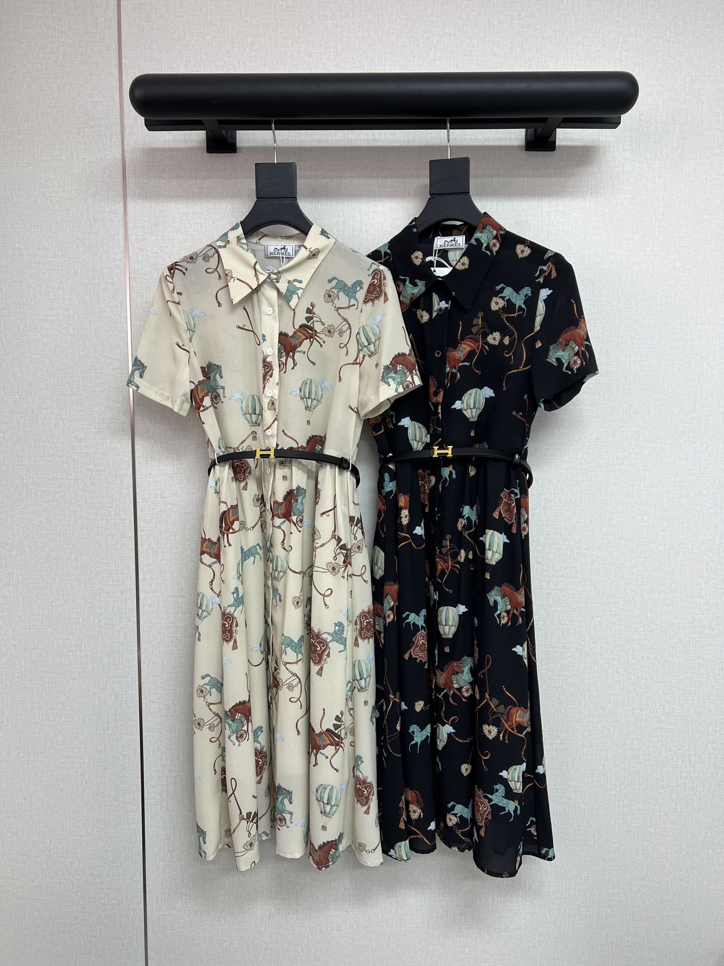 NO:840332,High-quality Herme* Hermès 2026 new spring and summer balloon double horse print pattern lapel short-sleeved waist belt dress fabric is soft, comfortable, thin and elegant, high-quality two-color SML,,hermes,hermes,skirts,T-shirt,19860909高品质Herme*爱马仕2026春夏新款气球双马印花图案翻领短袖收腰腰带连衣裙面料柔软舒适清薄飘逸高品质两色SML,,hermes,hermes,skirts,T-shirt,,Women's clothing