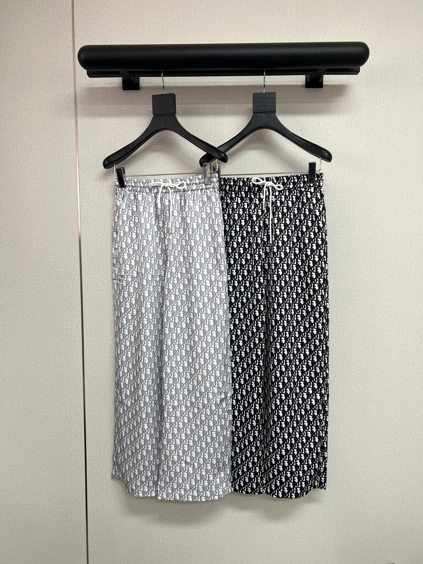 NO:841040,High-quality Dior*2026 new summer trousers/printed pattern high-quality acetate fabric/super nice-looking style/exquisite workmanship/easy to match 2 colors and three codes SML,, dior,19860909高品质Dior*2026新款夏季长裤/印花图案高品质醋酸面料/版型超好看/做工精致细腻/好搭配 2色三码SML,,dior,,Women's clothing