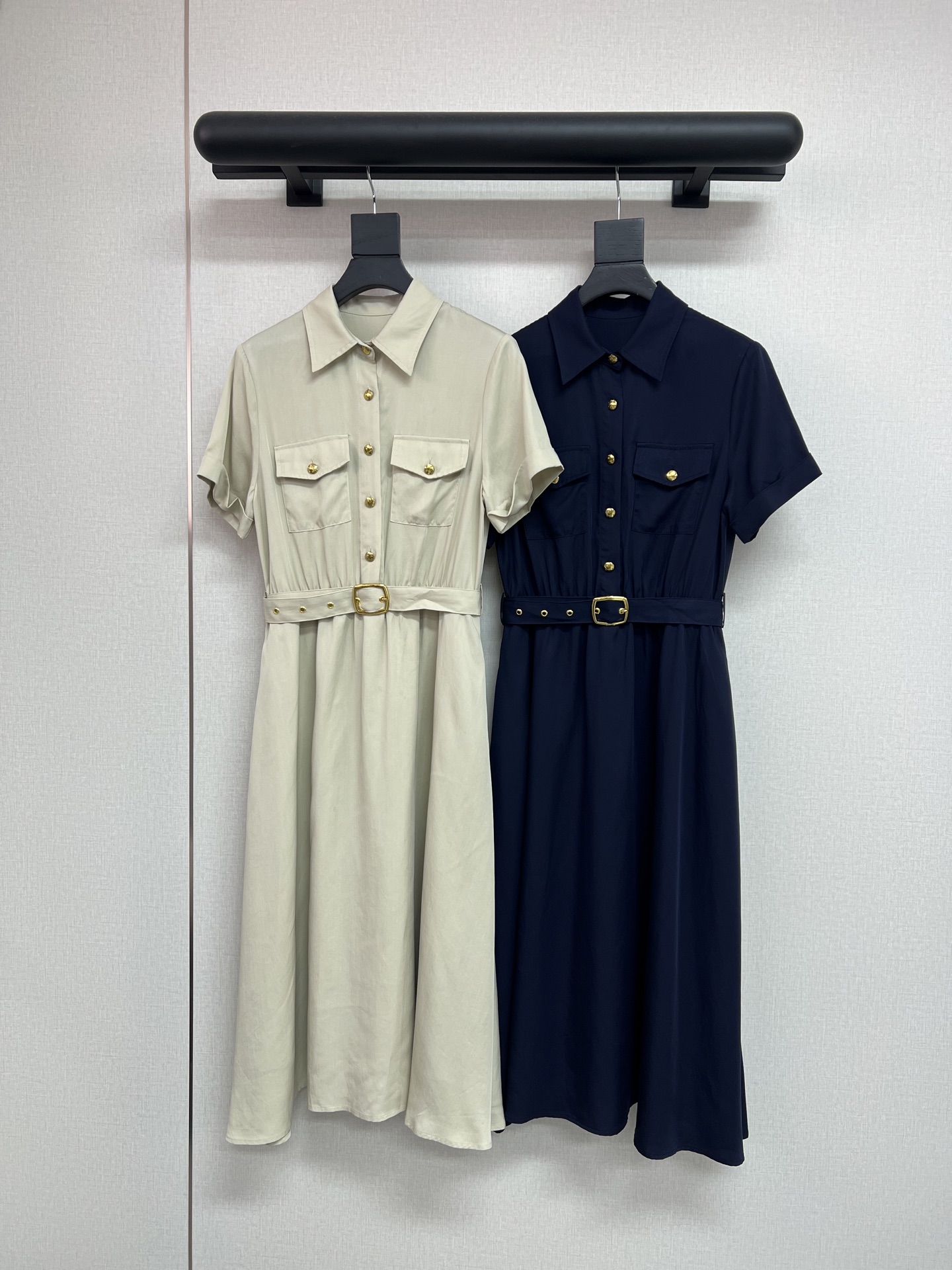 NO:841052,High-quality Celine*2026 new summer style lapel short-sleeved dress with original fabric belt, customized metal logo buckle/button with two pocket decorations on the chest, single-breasted buckle, neat and refreshing drape, fabric soft and hidden, refreshing and not monotonous when worn alone, essential for daily commuting, two-color SML,,celine,skirts,T-shirt,19860909高品质Celine*2026夏季新款翻领短袖连衣裙搭配本布腰带定制金属logo扣头/纽扣搭配胸前两处口袋装饰单排扣利落清爽垂坠感面料柔软又藏肉单穿清爽不单调日常通勤必备款两色SML,,celine,skirts,T-shirt,,Women's clothing