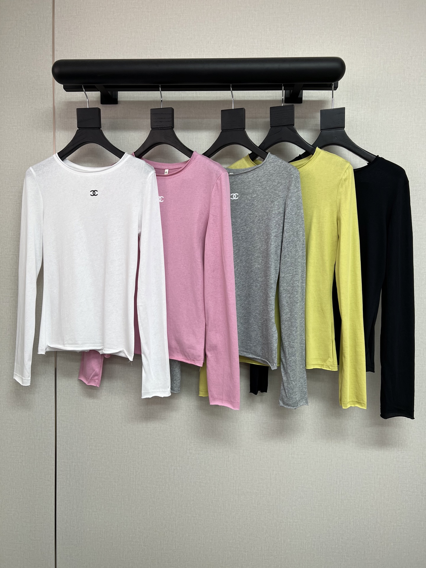 NO:843432,chanel2026 Summer Little Fragrance Embroidered Sunscreen Bottoming Shirt Cotton, soft and breathable, not sweaty when worn in summer, very comfortable to wear close to the body, loose and slightly transparent, lazy version, not picky about body shape or skin, can be used as sunscreen outer layer. 5 basic versatile colors (white/black/gray/pink/yellow), easy to match for daily life and travel, looks good with shorts and jeans SML,,chanel,shorts,jeans,19860909chanel2026夏季小香风刺绣防晒打底衫 棉,软滑透气,夏天穿完全不闷汗,贴身穿巨舒服宽松微透的慵懒版型,不挑身材不挑皮,既能当防晒外搭. 5个基础百搭色（白/黑/灰/粉/黄）,日常、出游都好搭,配短裤、牛仔裤都好看SML,,chanel,shorts,jeans,,Women's clothing